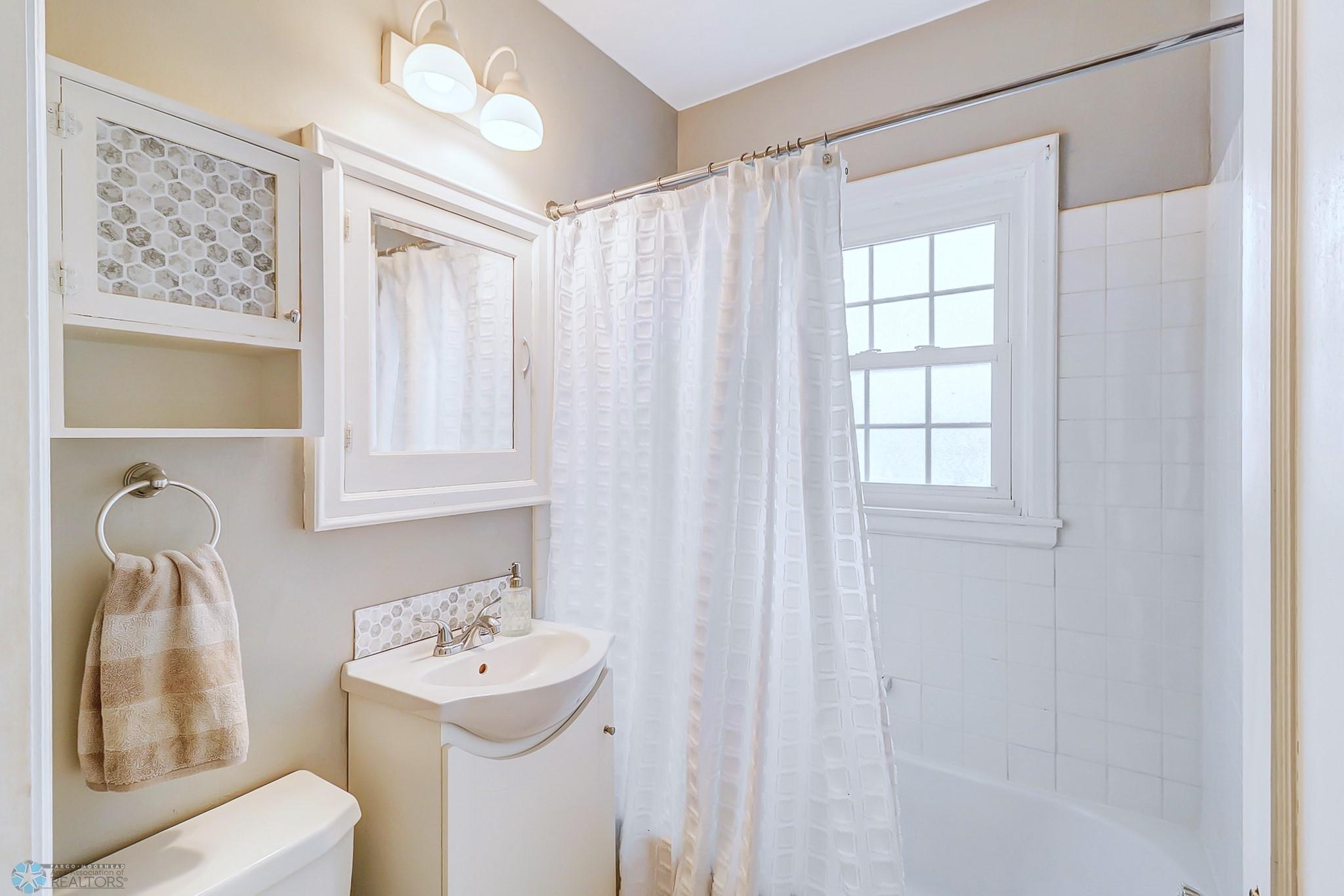 Full Bathroom 1_1.jpg