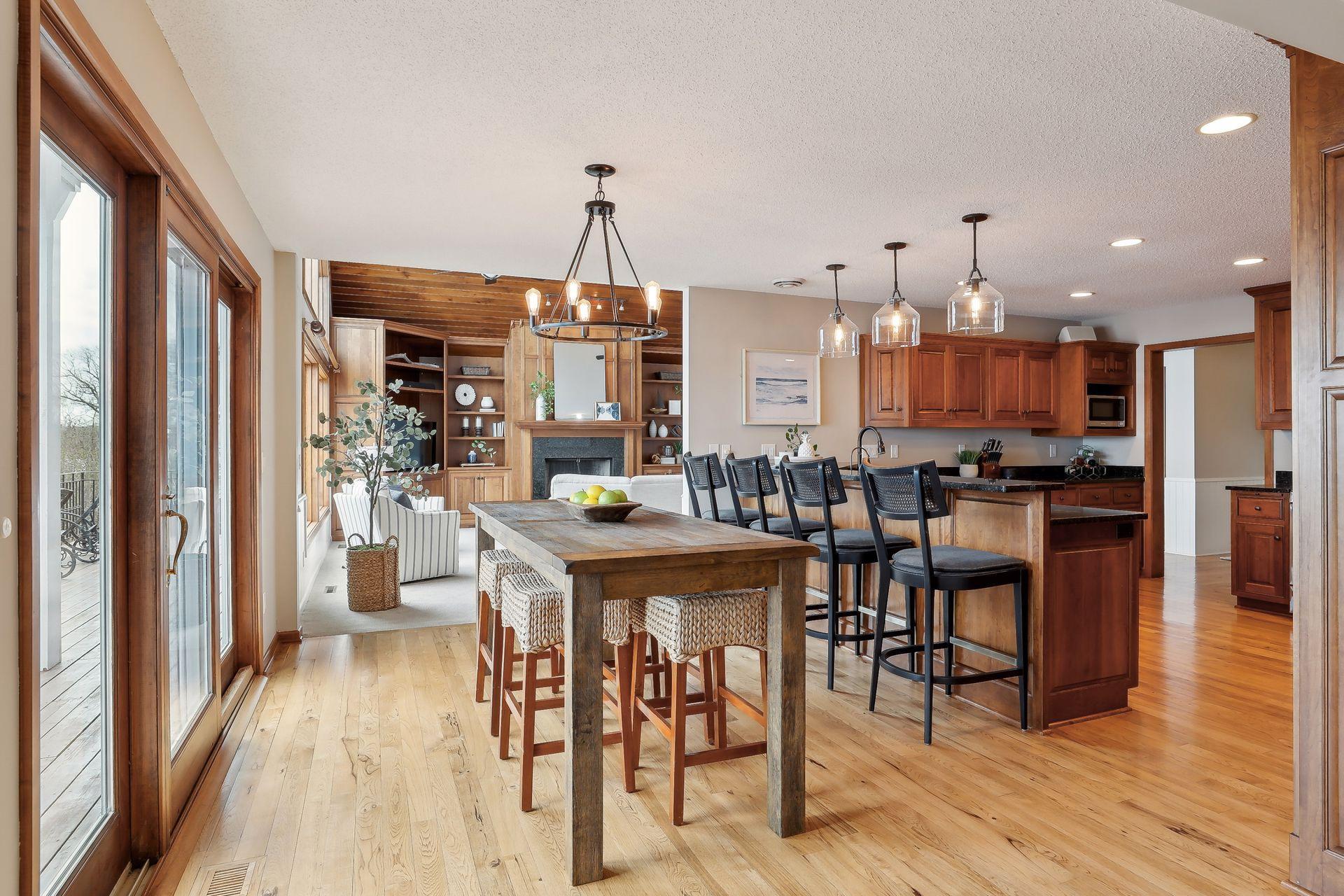 Casual dining area, oversized breakfast bar is perfect for entertaining and easy dinner nights. Modern light fixtures!