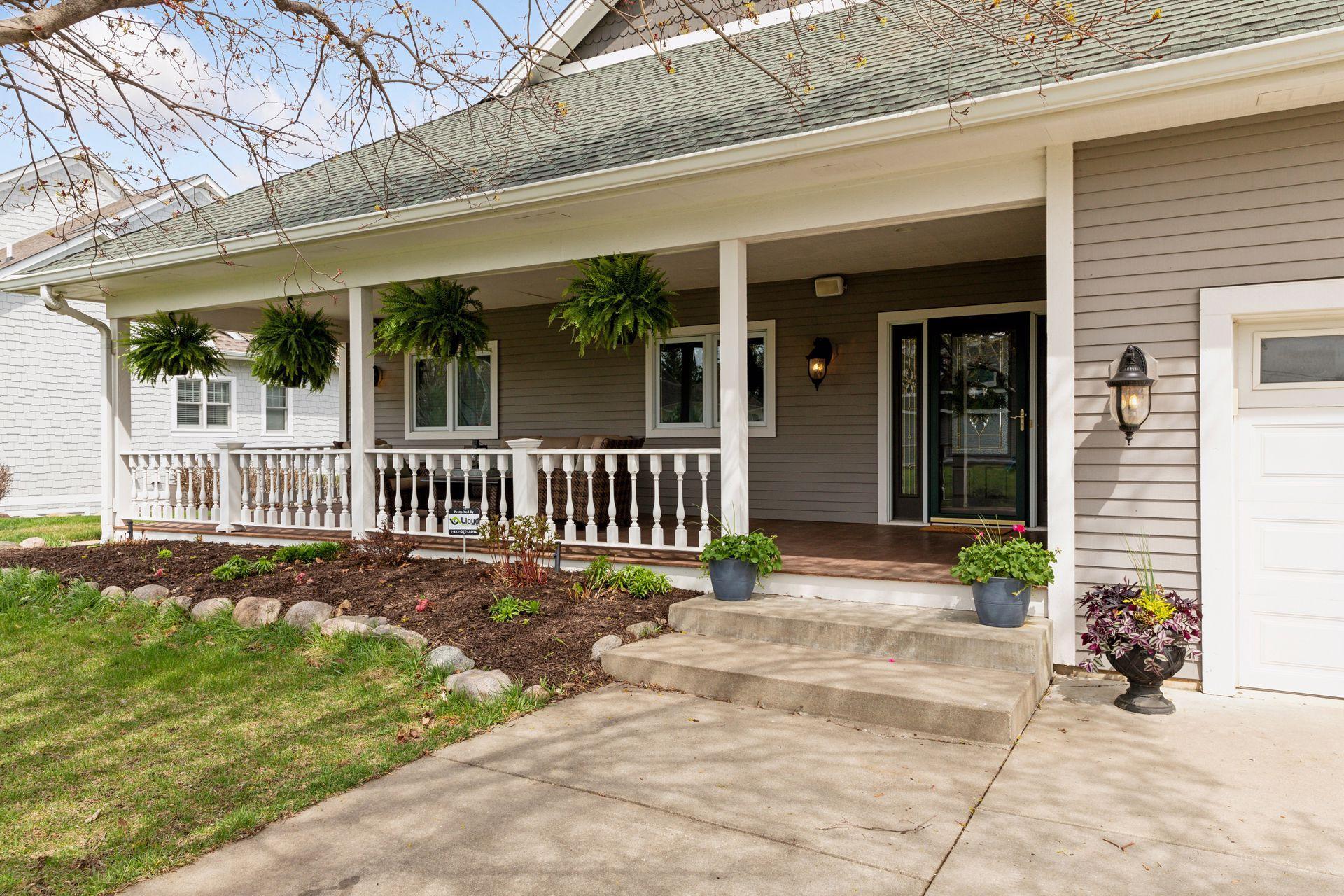Large front porch welcomes you and your guests!!!