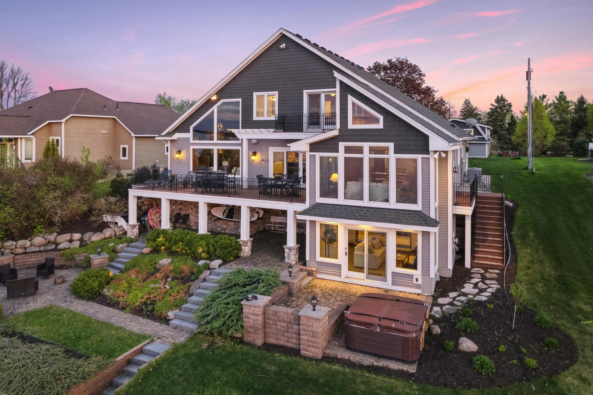 Love all those windows.
