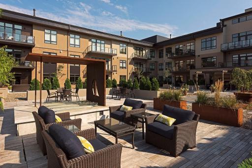 The common courtyard is a relaxing space to gather with other Regatta neighbors