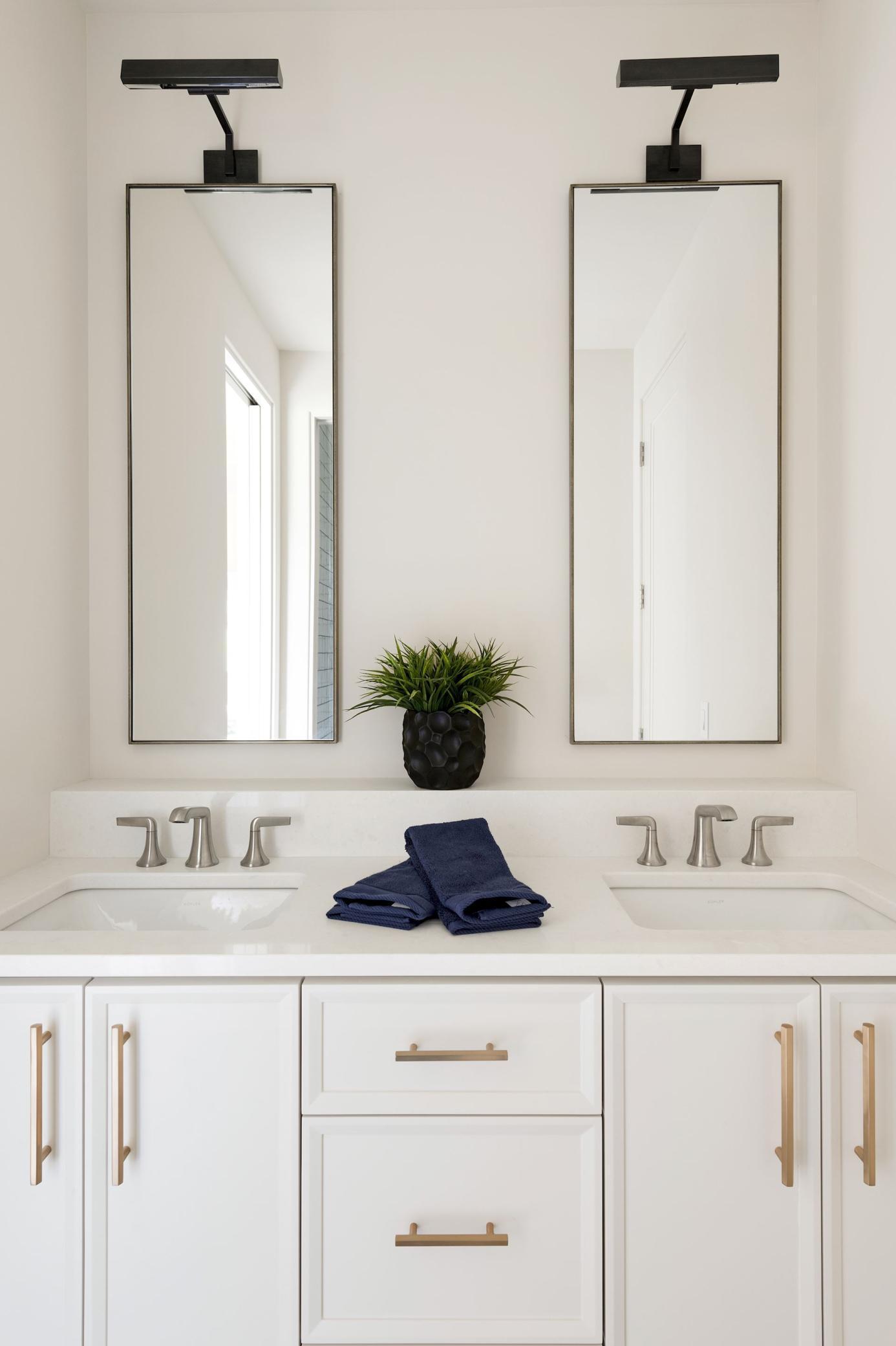 Jack and Jill Bath between bedroom 3 & 4