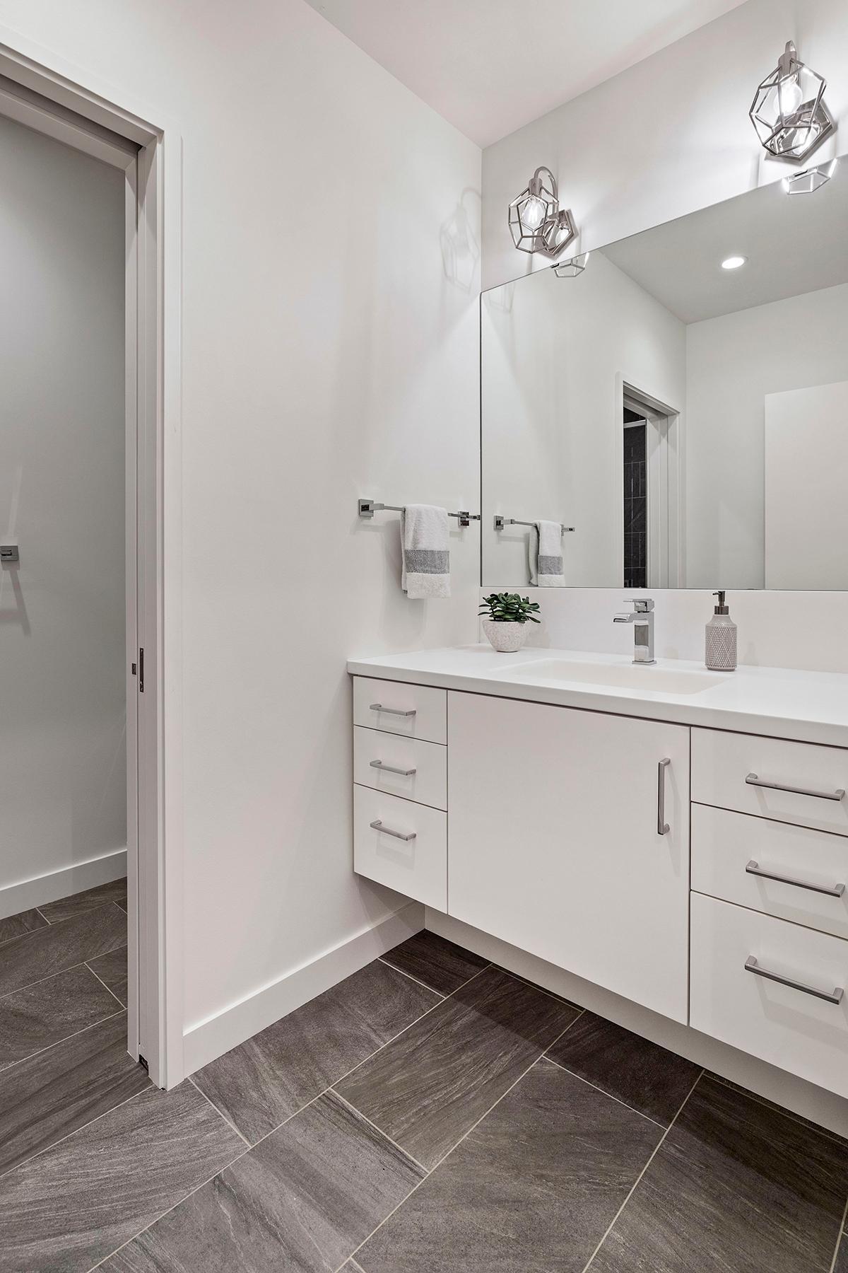 Lower level 3/4 bath.