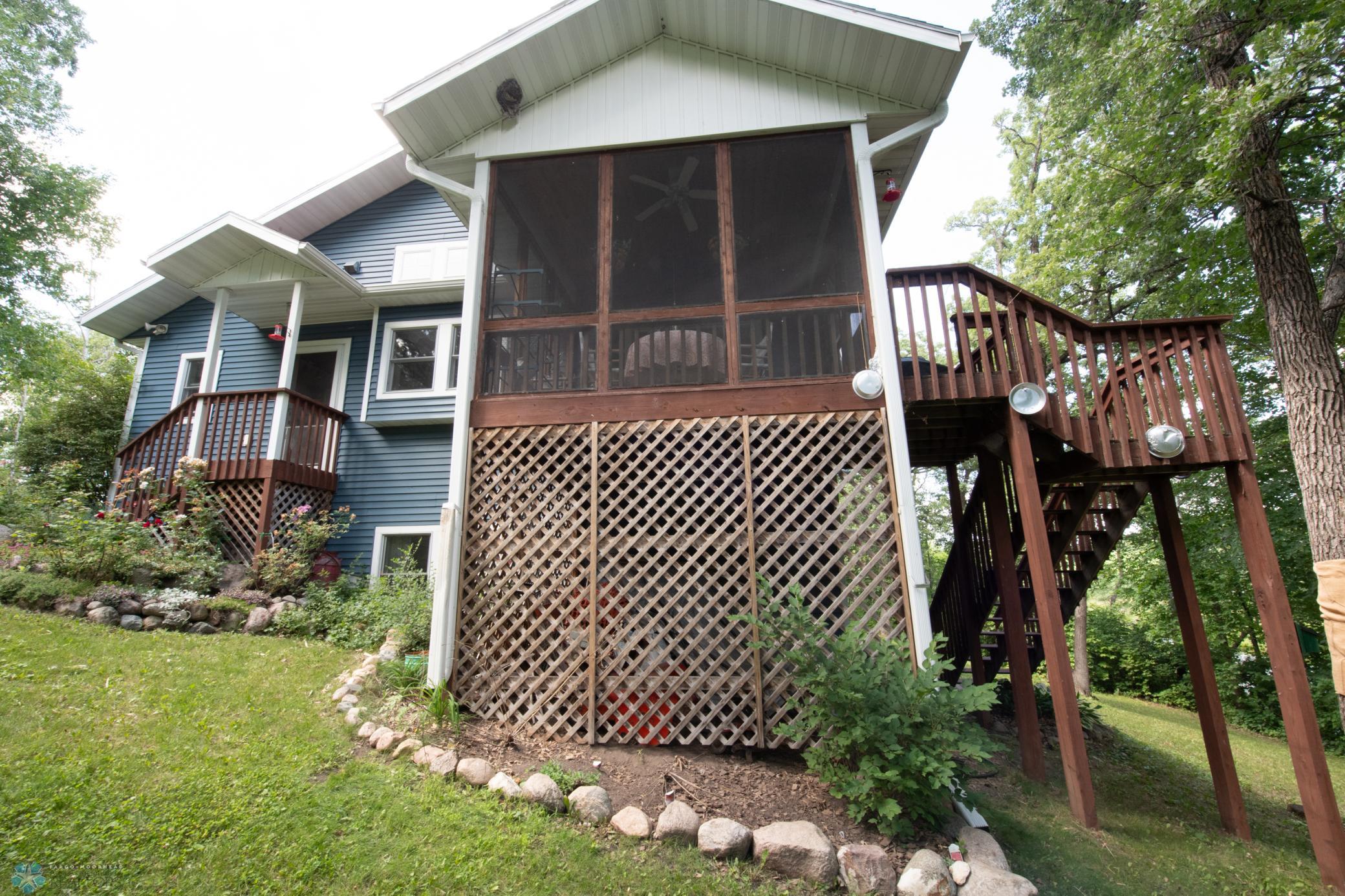 screen porch/deck.jpg