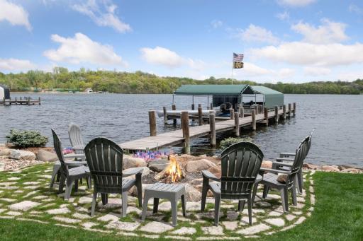 Enjoy family and friends to gather at your lakeside firepit. Toast marshmallows or enjoy a beverage.