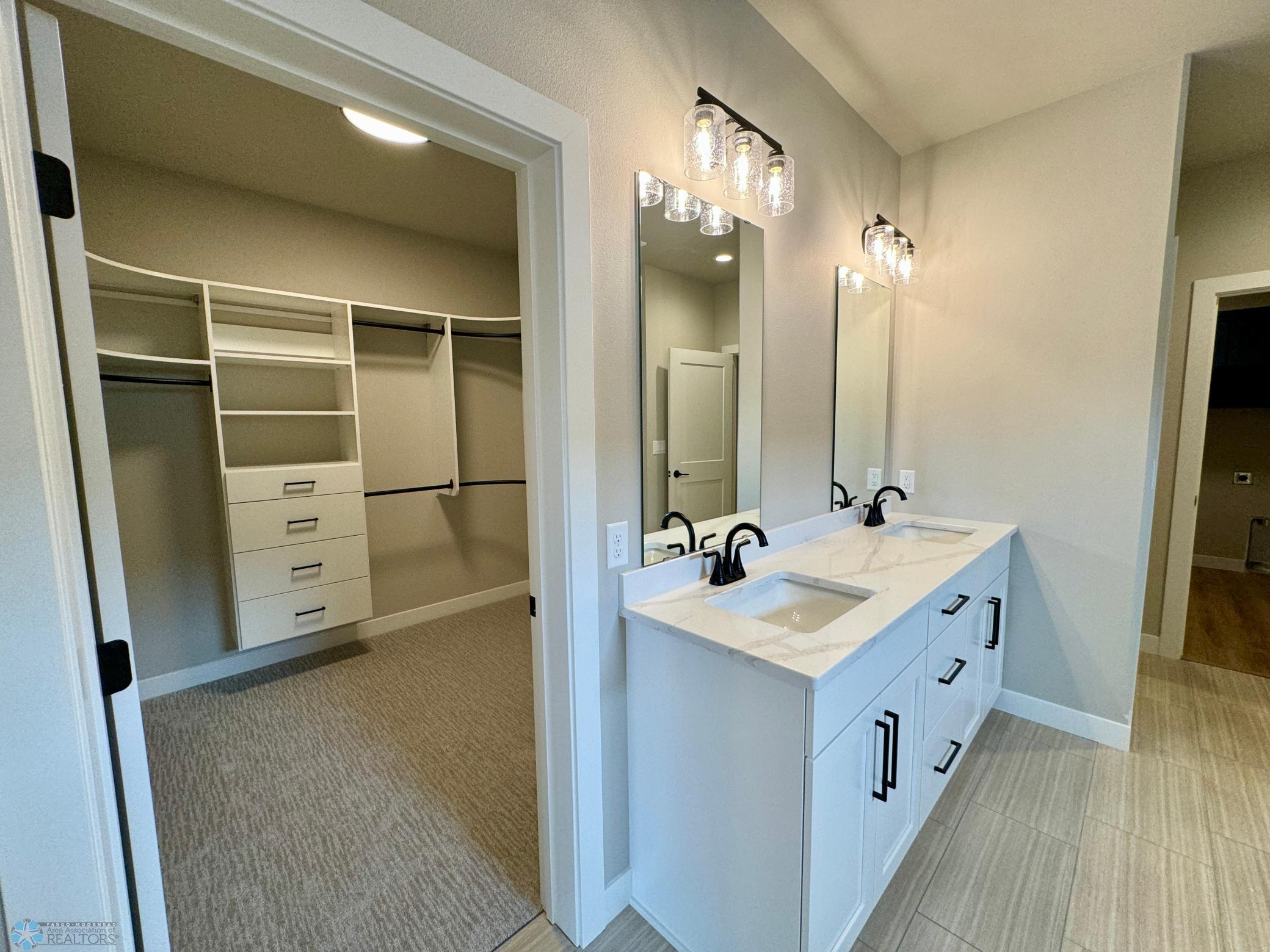 Primary Bathroom/Walk-in Closet
