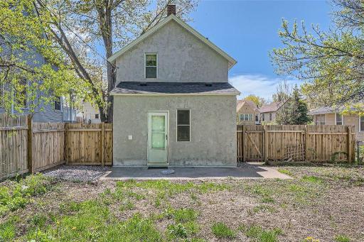 Located near Margaret Park and plenty of trails! Quick access to all that downtown St. Paul!