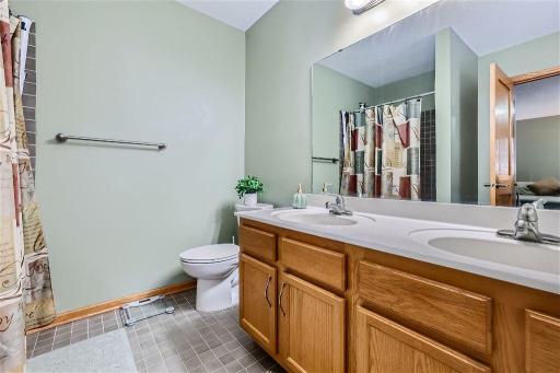 2522 N James Ave - MLS Sized - 013 - 21 2nd Floor Primary Bathroom.jpg