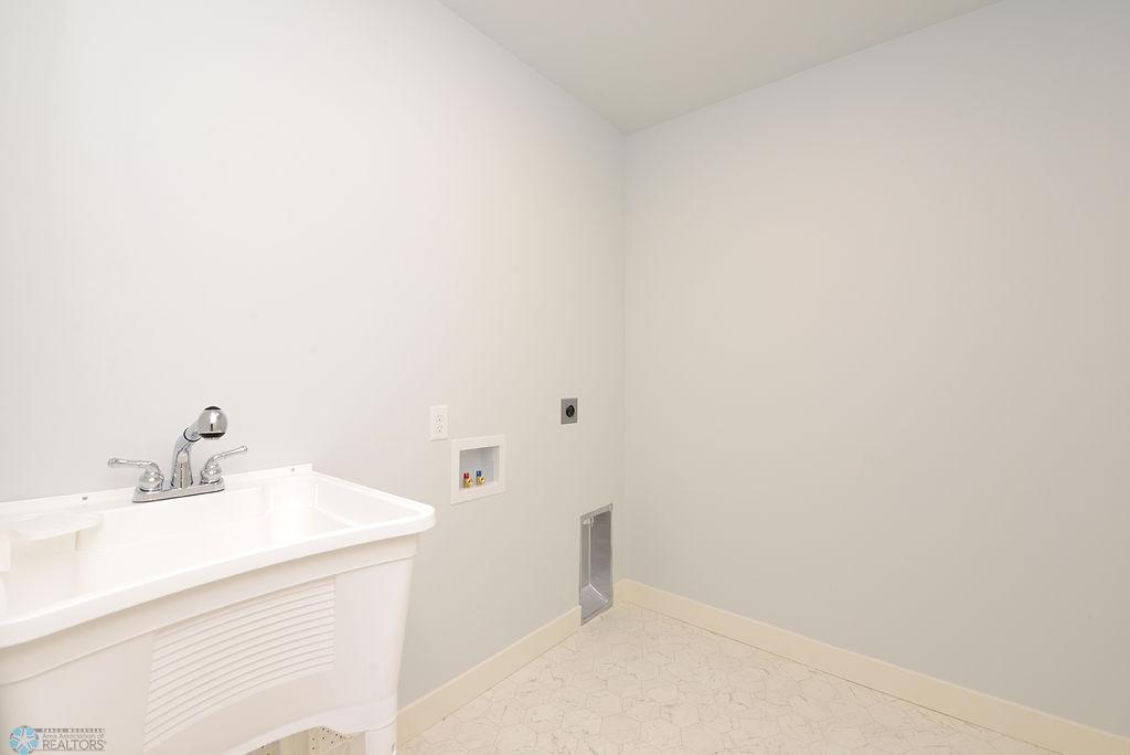 Laundry room / Sink on bedroom floor