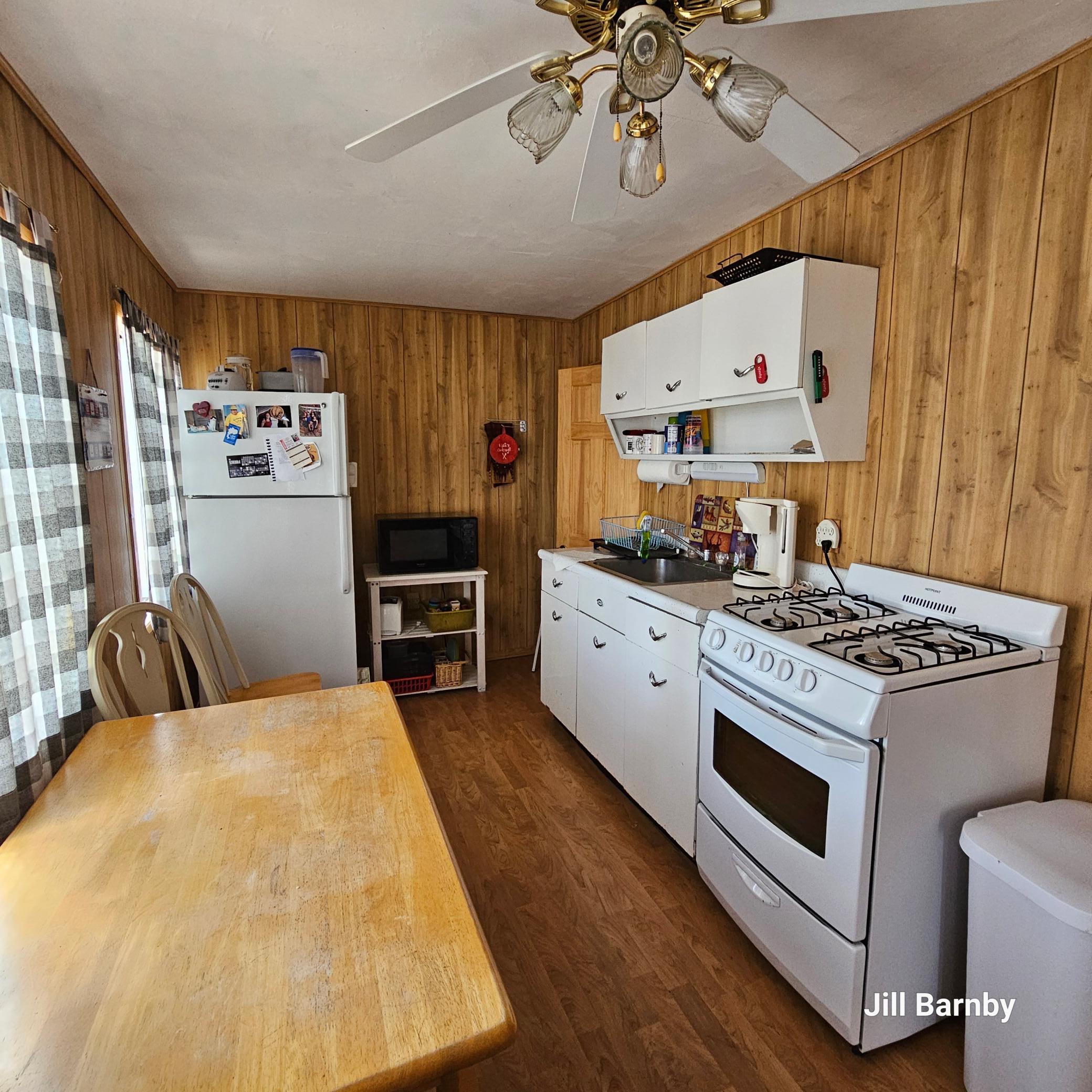 Efficient Kitchen w/new Gas Range