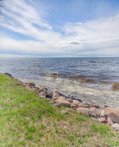 Gently rolling waves in this view - easy level lakeshore access...