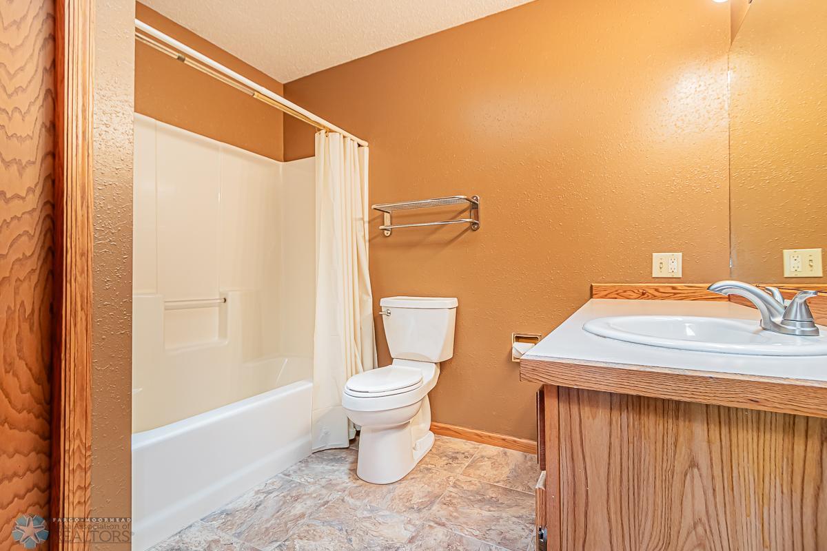 Hollywood Full Bath