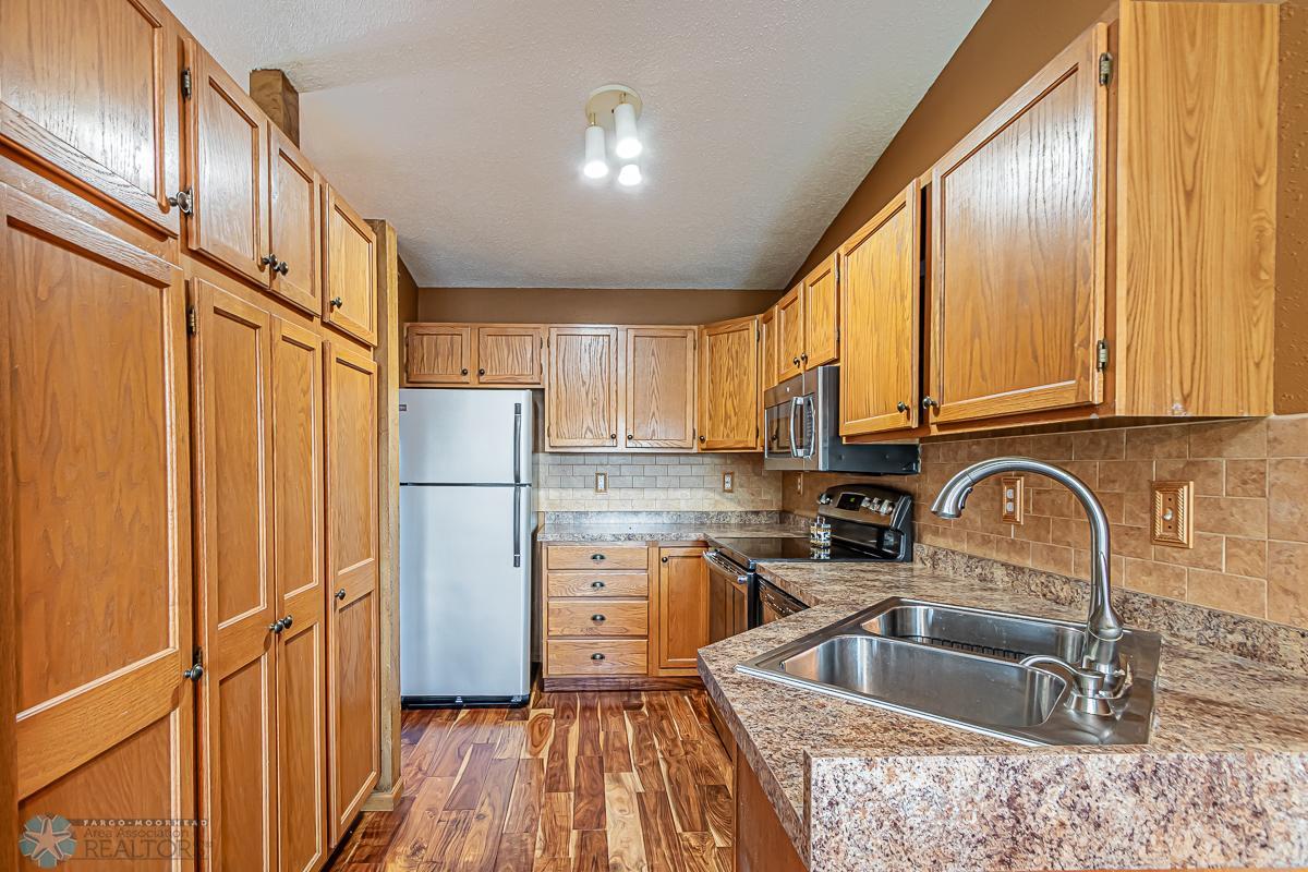 Newer SS Appliances, laminate flooring, countertop & backsplash