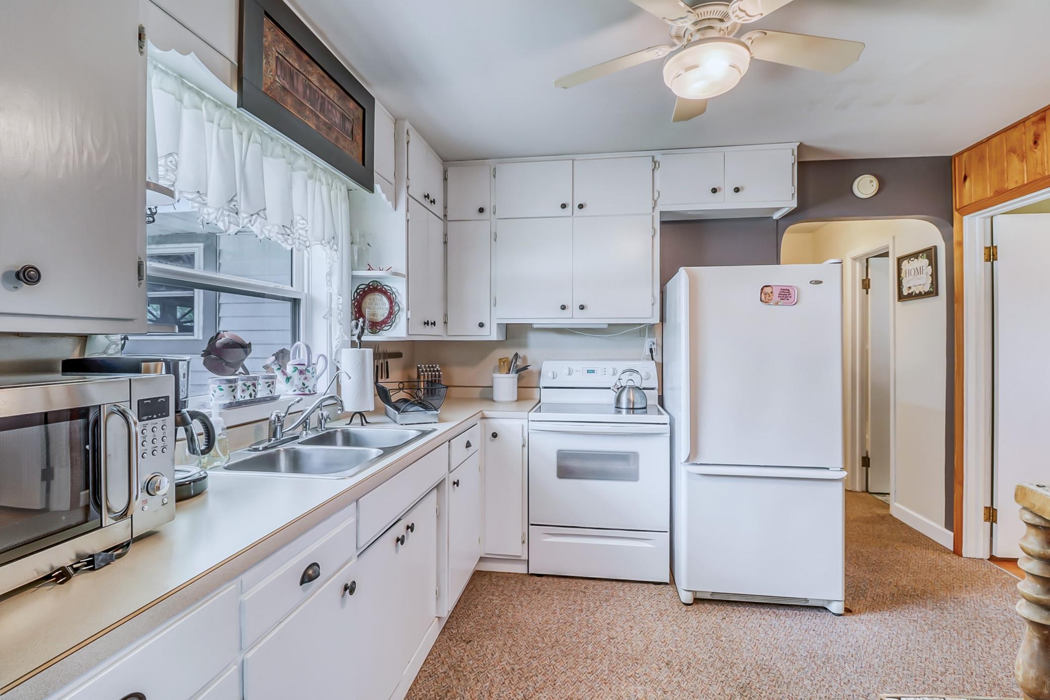 Kitchen1_2.jpg