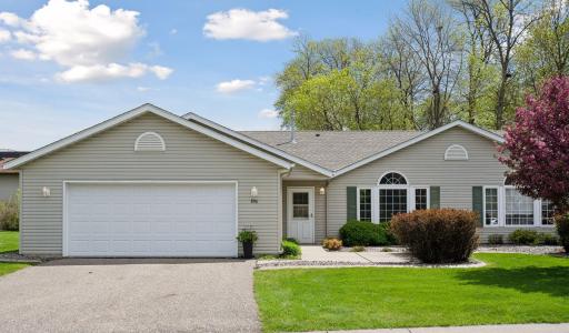Welcome home to 806 7th Ave NE of the Cottage Bluffs Association maintained neighborhood of Buffalo....