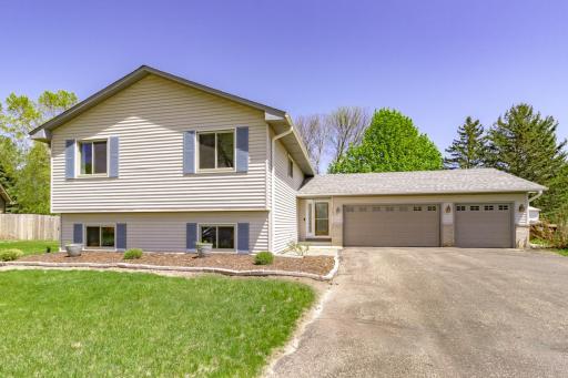 Completely turn-key home in Cottage Grove's Knollwood neighborhood!