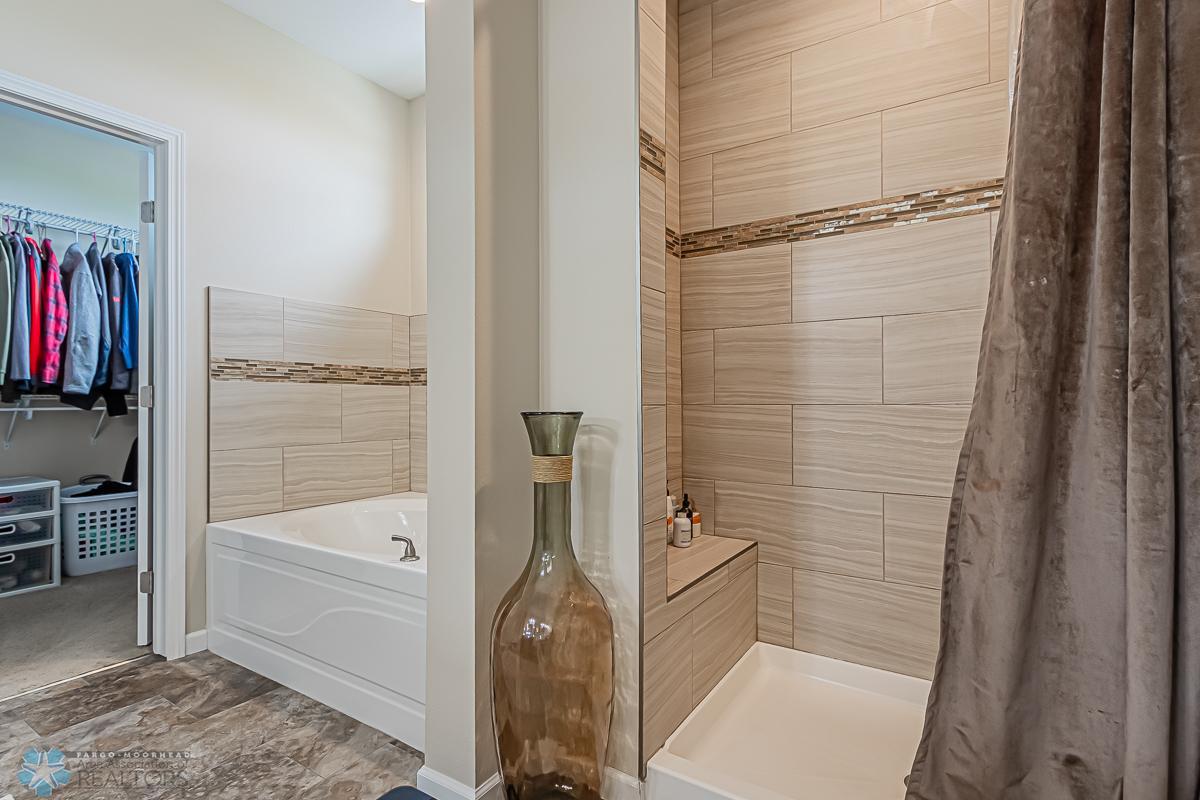 1306 6th St NW, West Fargo, ND 58078-13.jpg