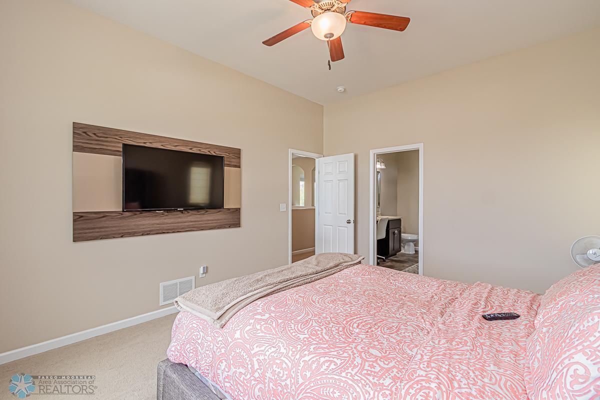1306 6th St NW, West Fargo, ND 58078-11.jpg