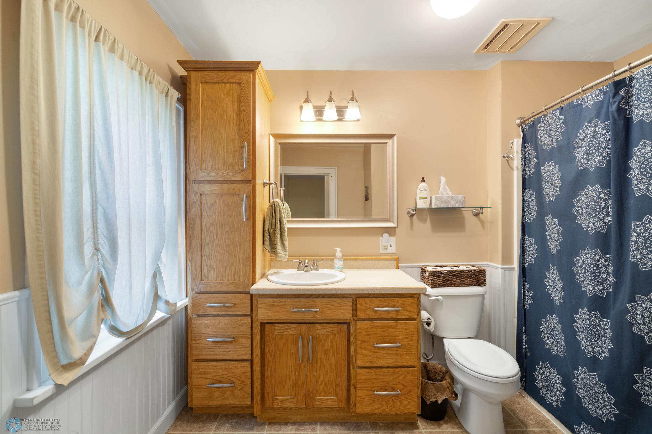 Amdak__1109 11th Street S Fargo ND_INTERIOR_0020.jpg