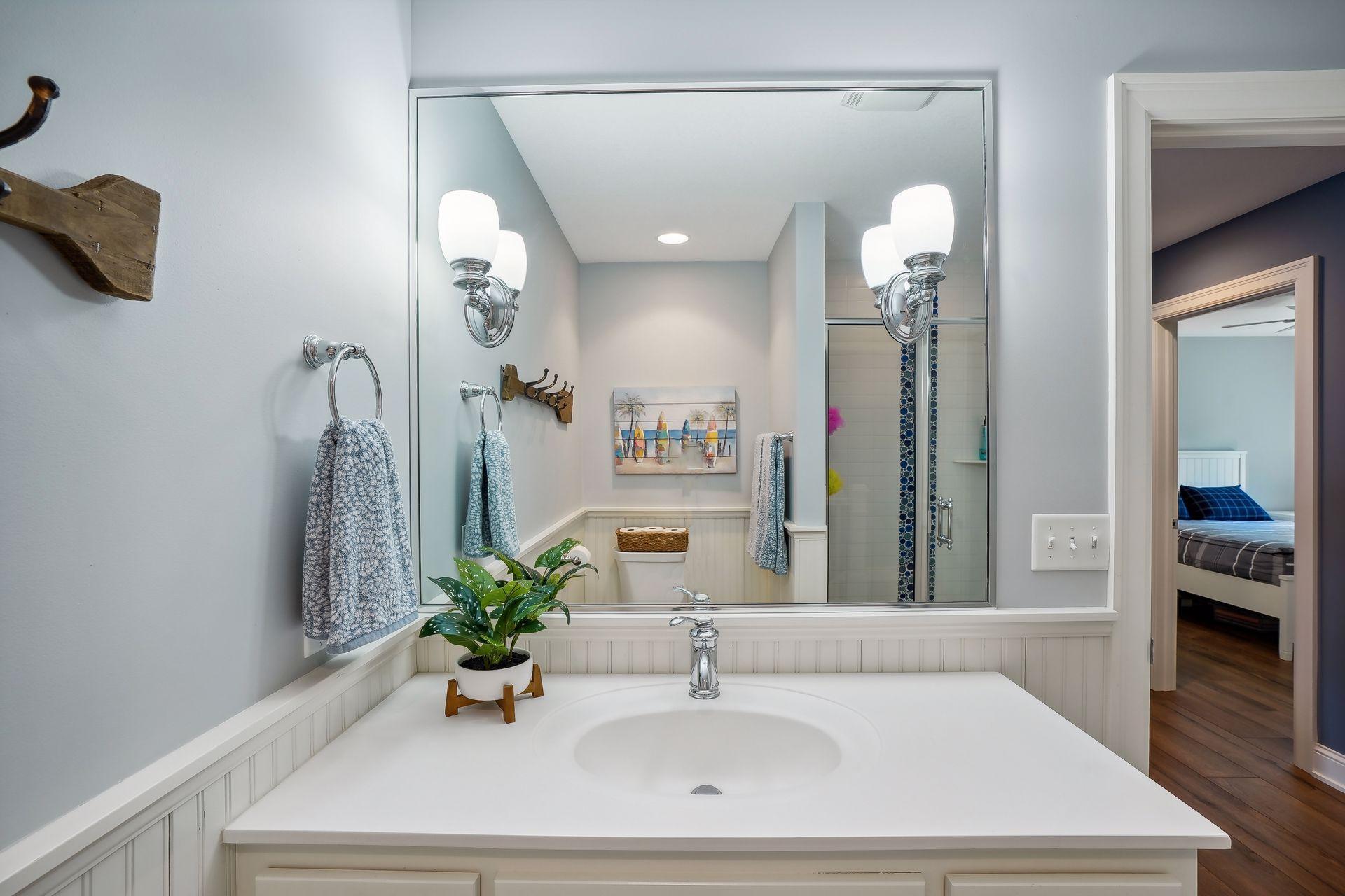 upper level 3/4 guest bath