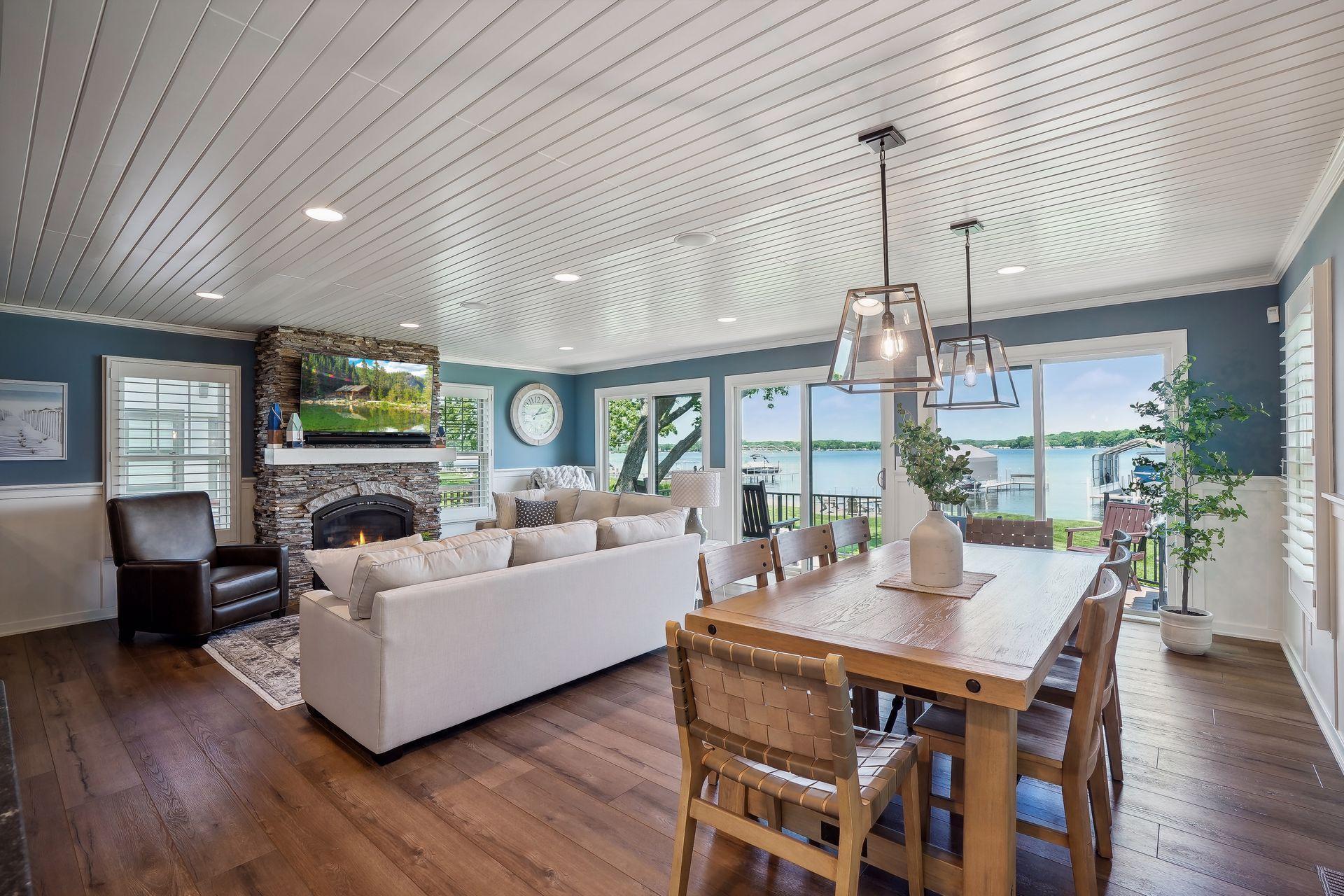 open floor plan, space accommodates larger dining table