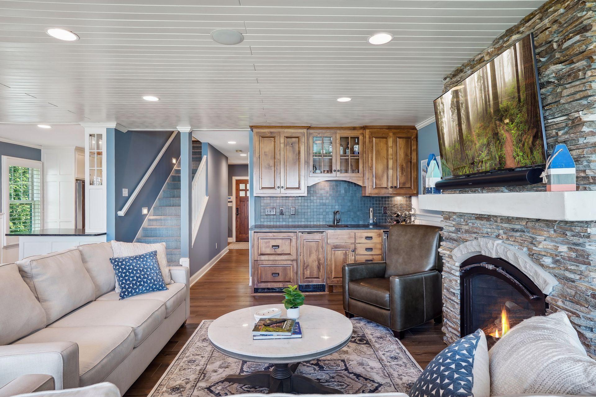 wet bar with ice maker and fridge