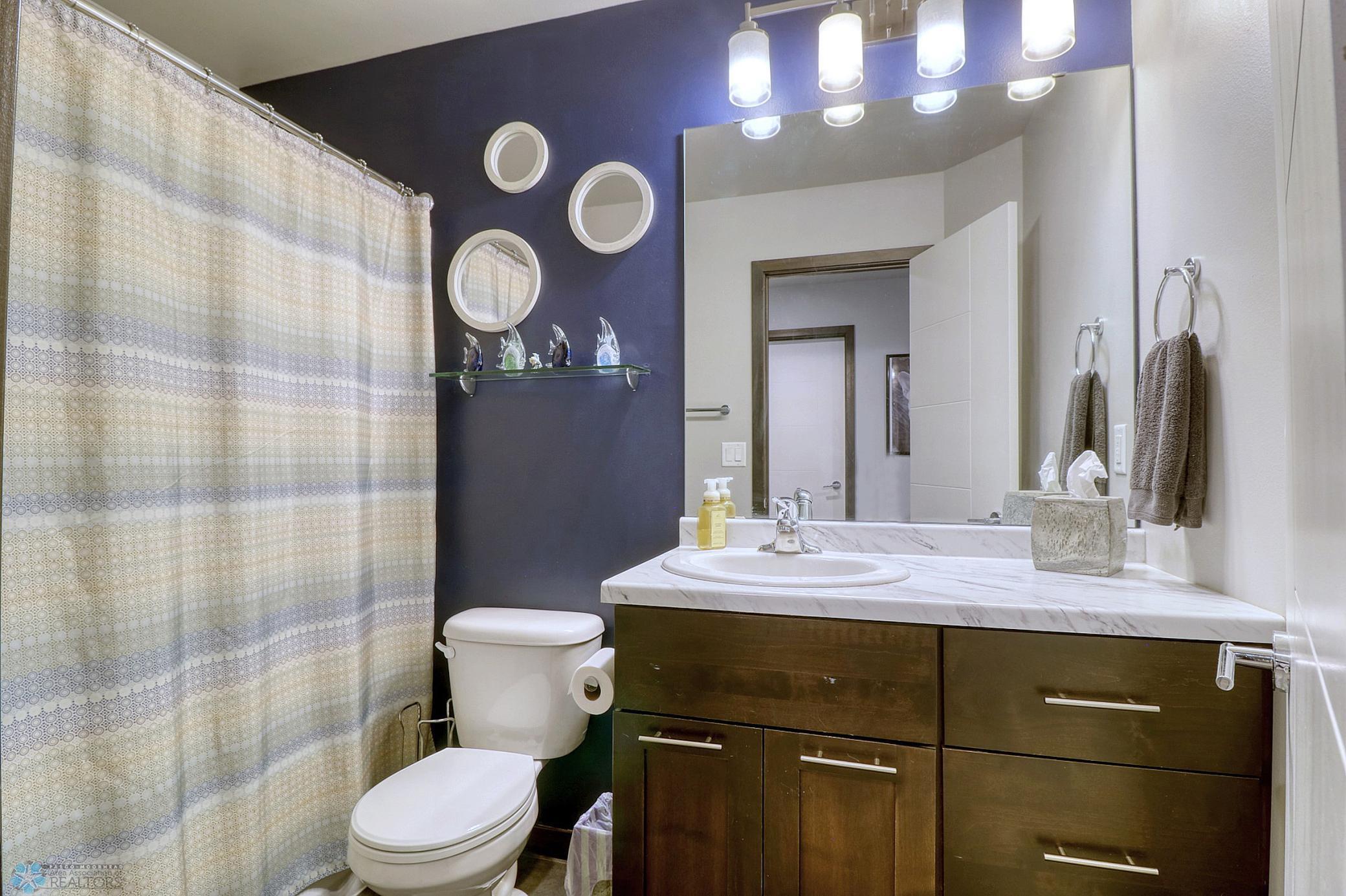 Upstairs Full Bathroom1_1.jpg