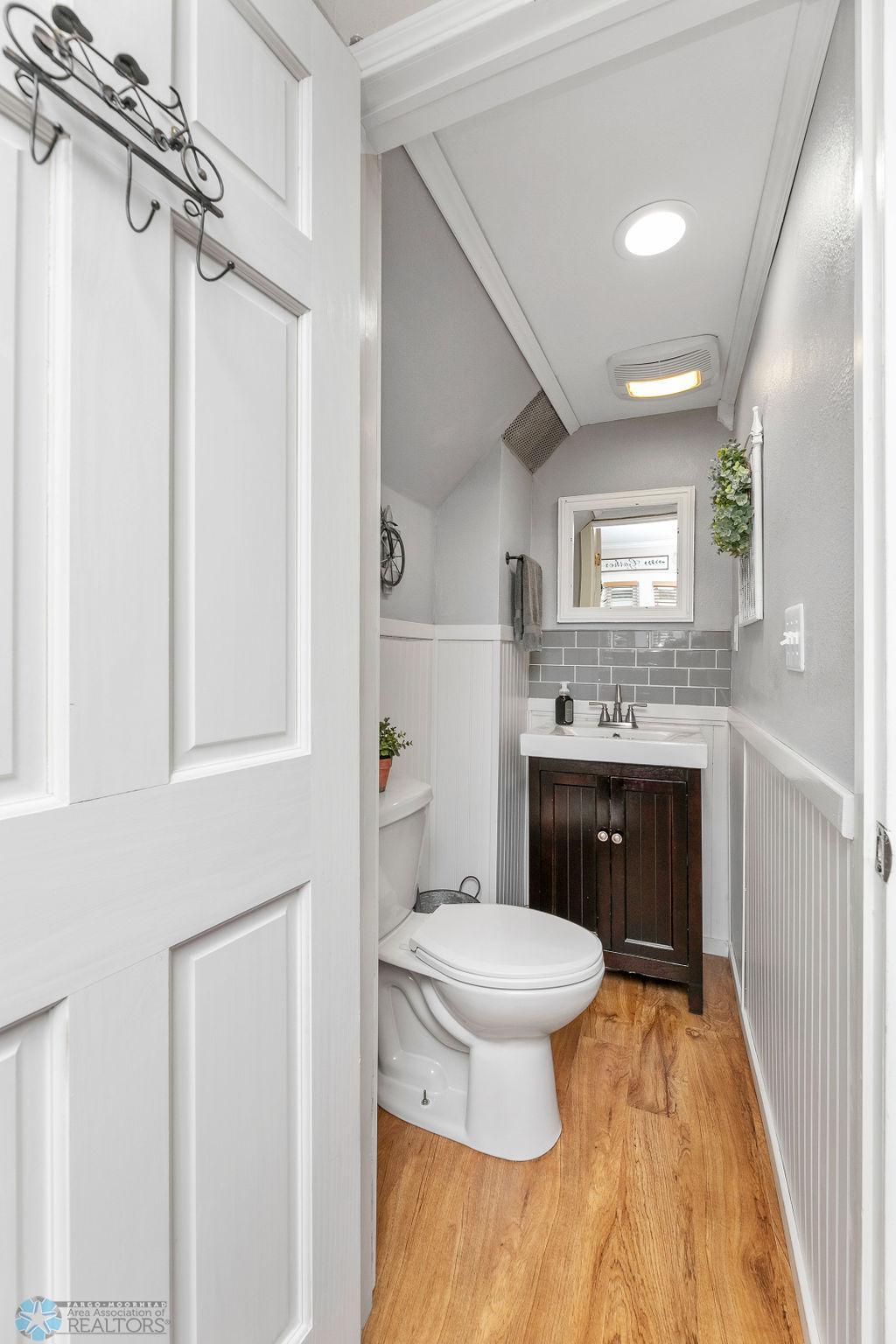 Main floor 1/2 bath