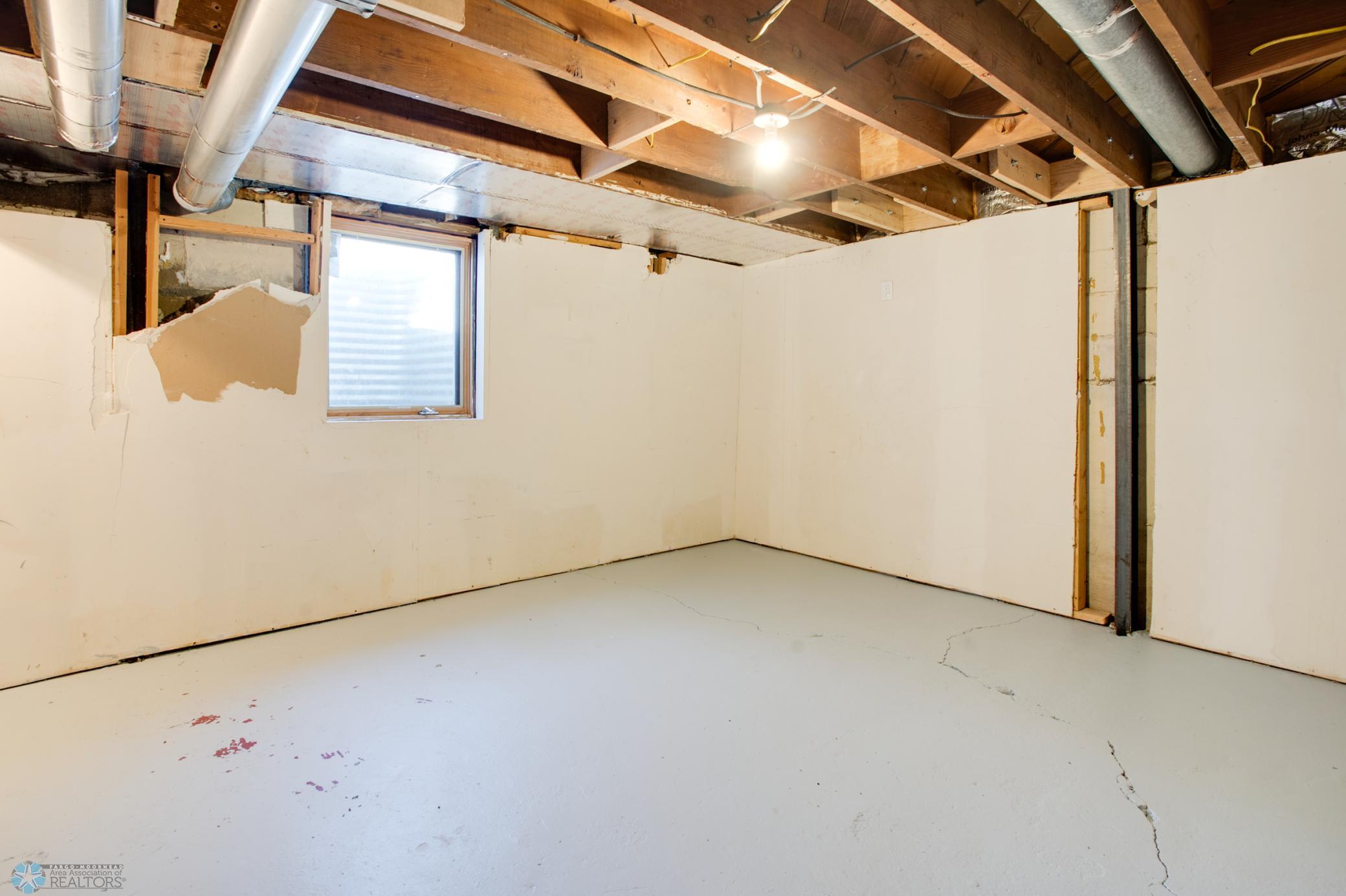 Basement w/ egress (Possible 3rd Bedroom)
