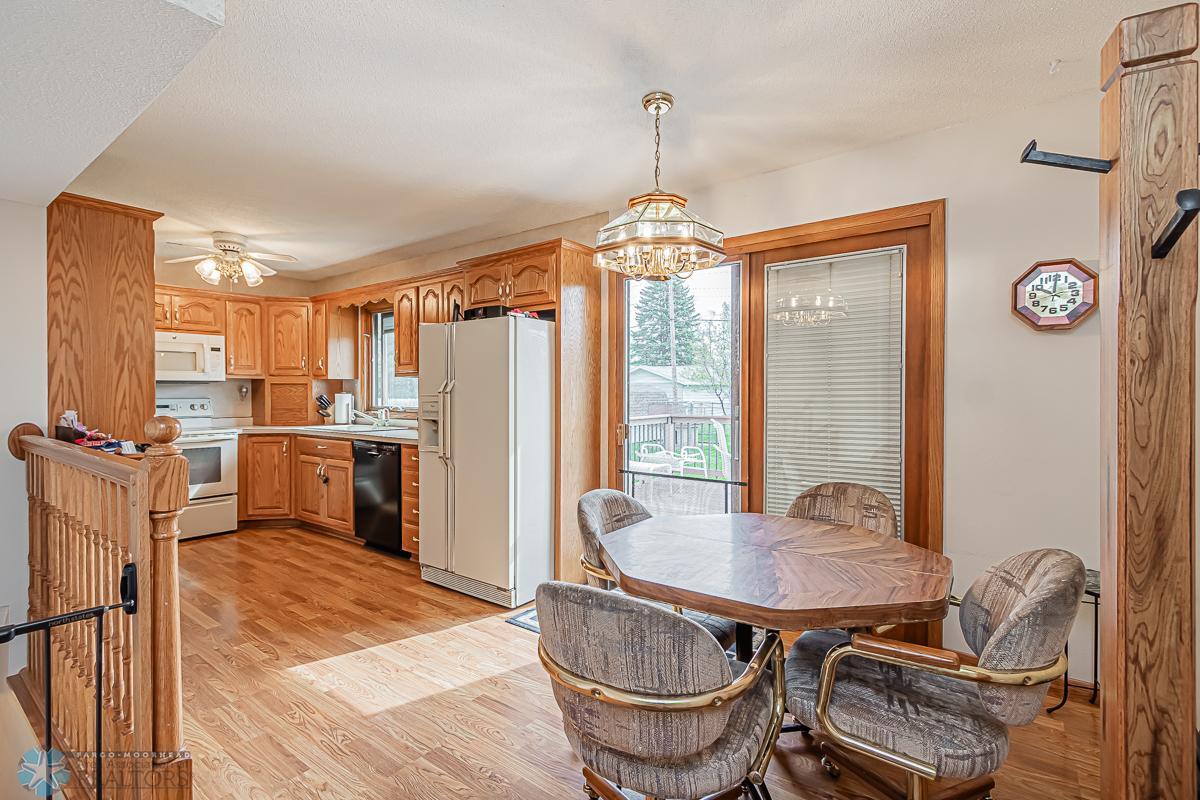 Kitchen eating area - patio door to deck