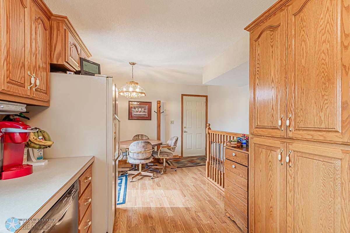 Kitchen eating area - door to garage