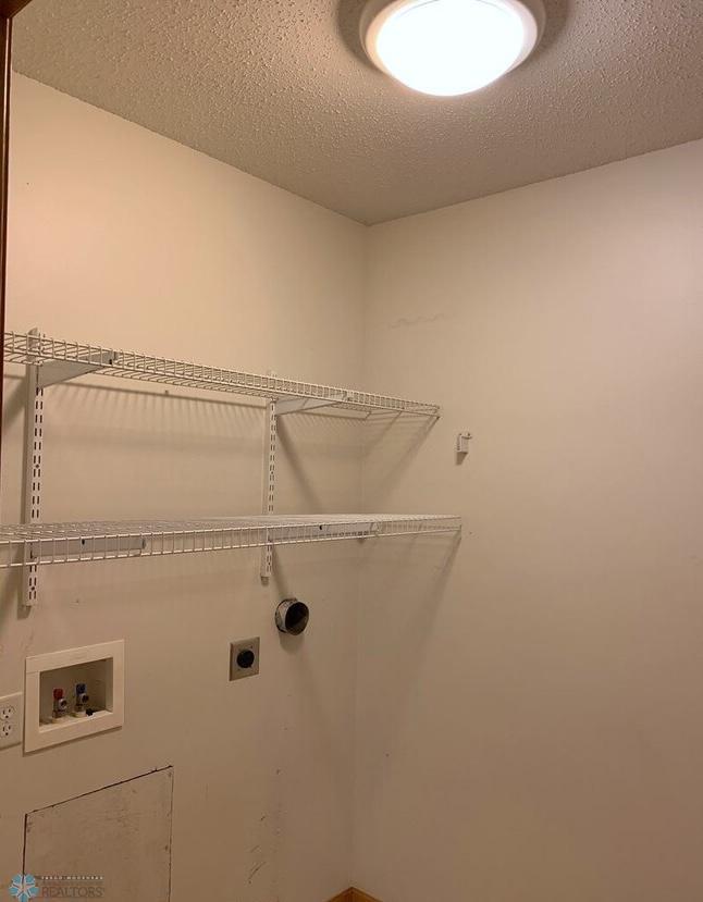 Laundry Room & Hookup