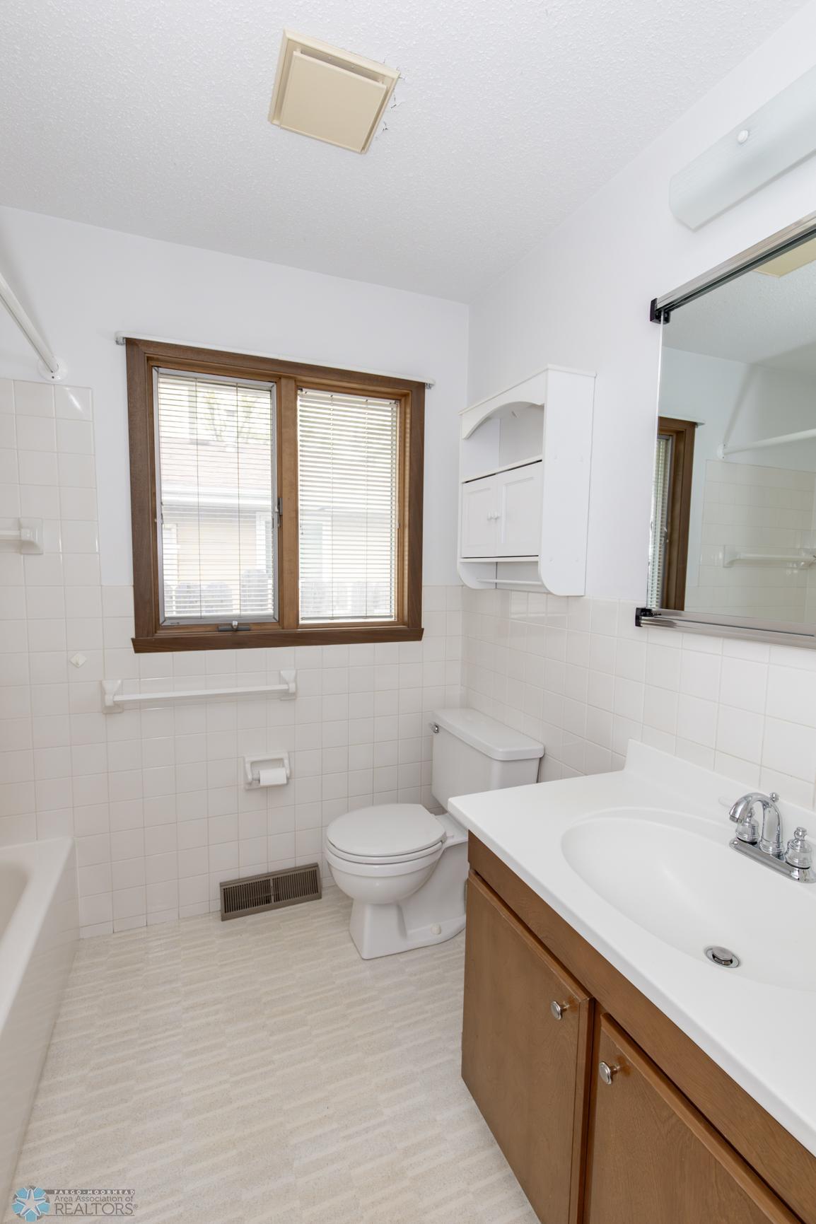 Bathroom 1 - Full
