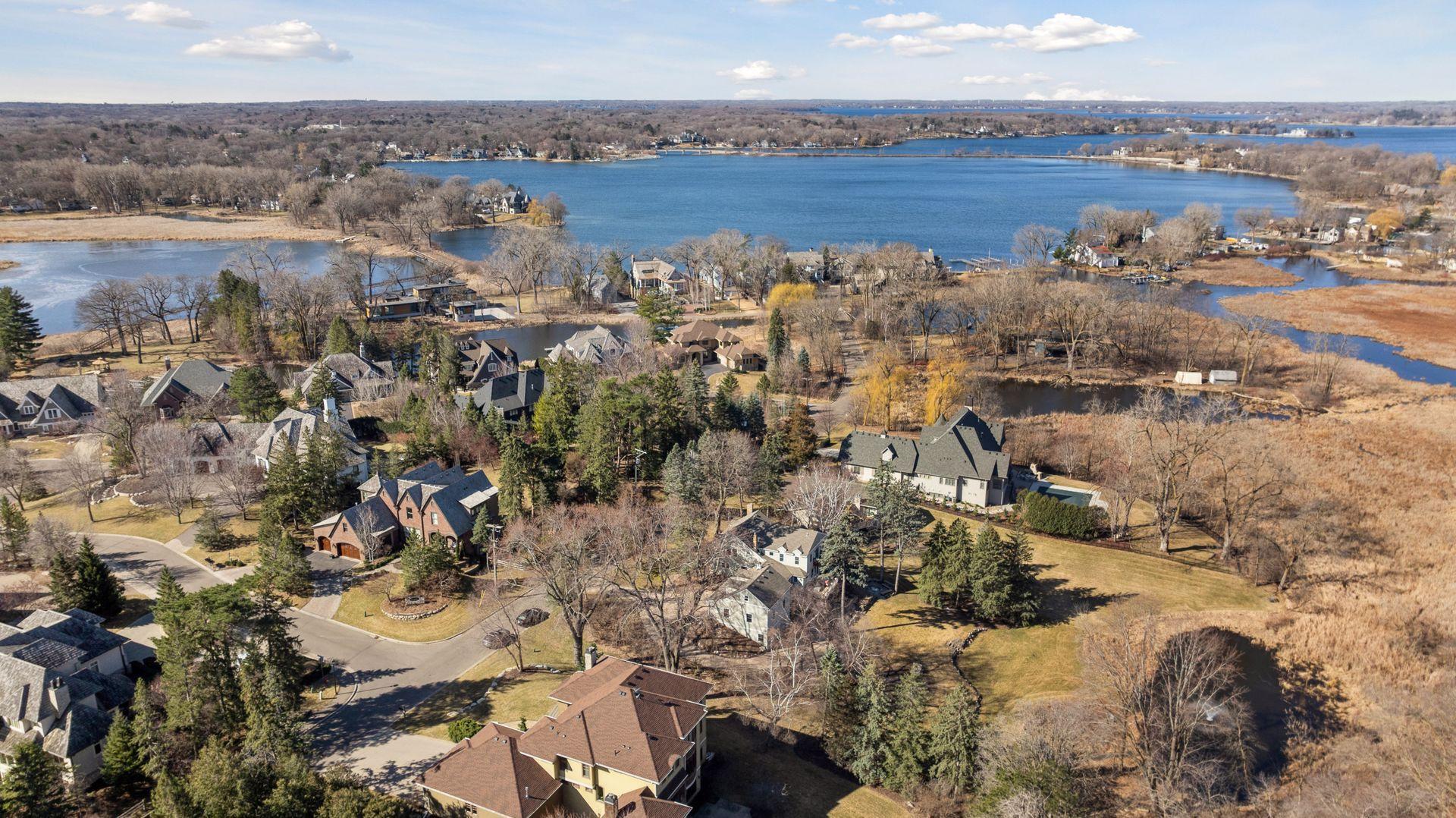 5 minutes from downtown Wayzata, steps away from Minnehaha Creek and walking distance to Lake Minnetonka