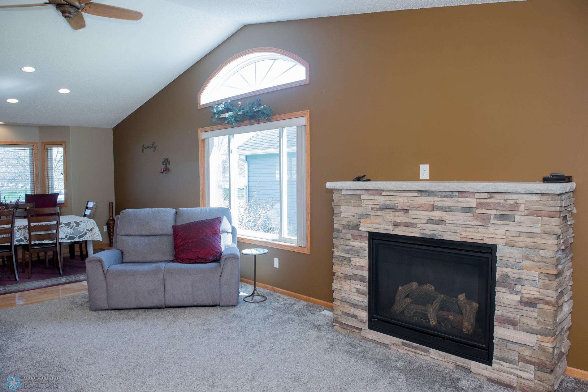 vaulted ceiling/gas fireplace