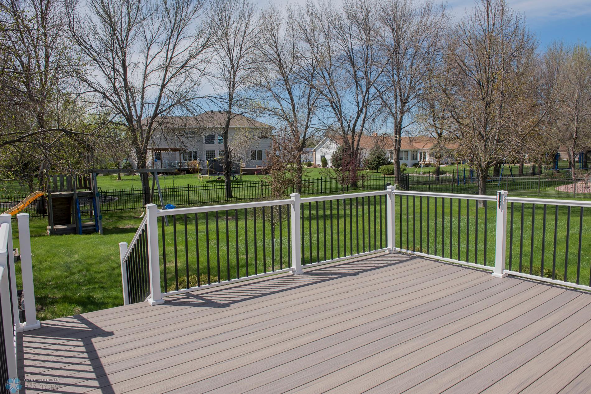 Maintenance free deck/fully fenced backyard