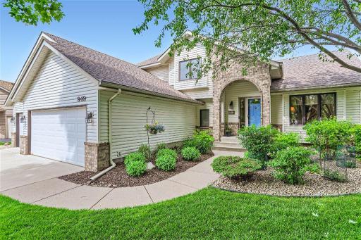 949 Trillium Ct - MLS Sized - 003 - 04 Exterior Front Entry.jpg