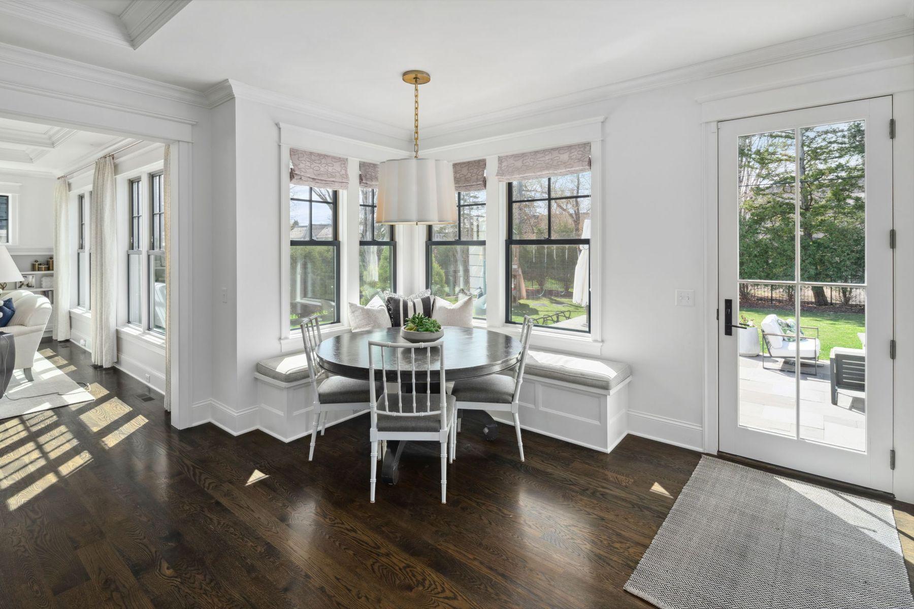 Informal dining with built in banquet.