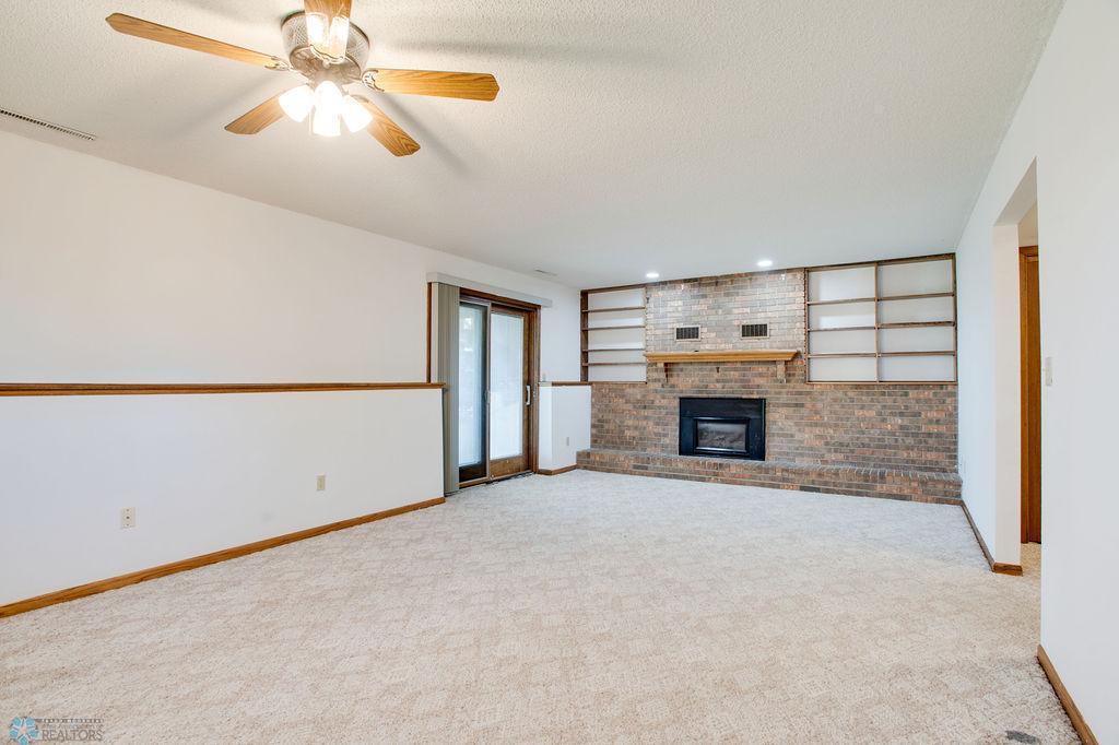 Large family room w/walk out