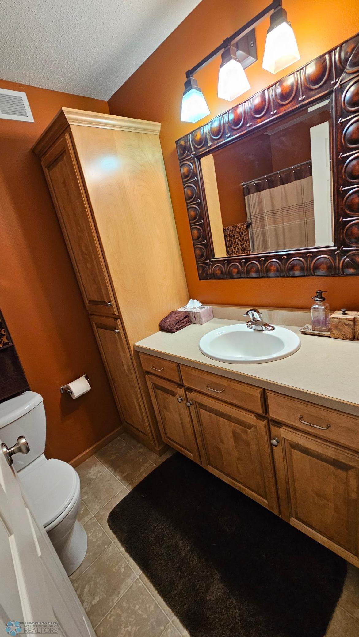 Main Bathroom.jpg