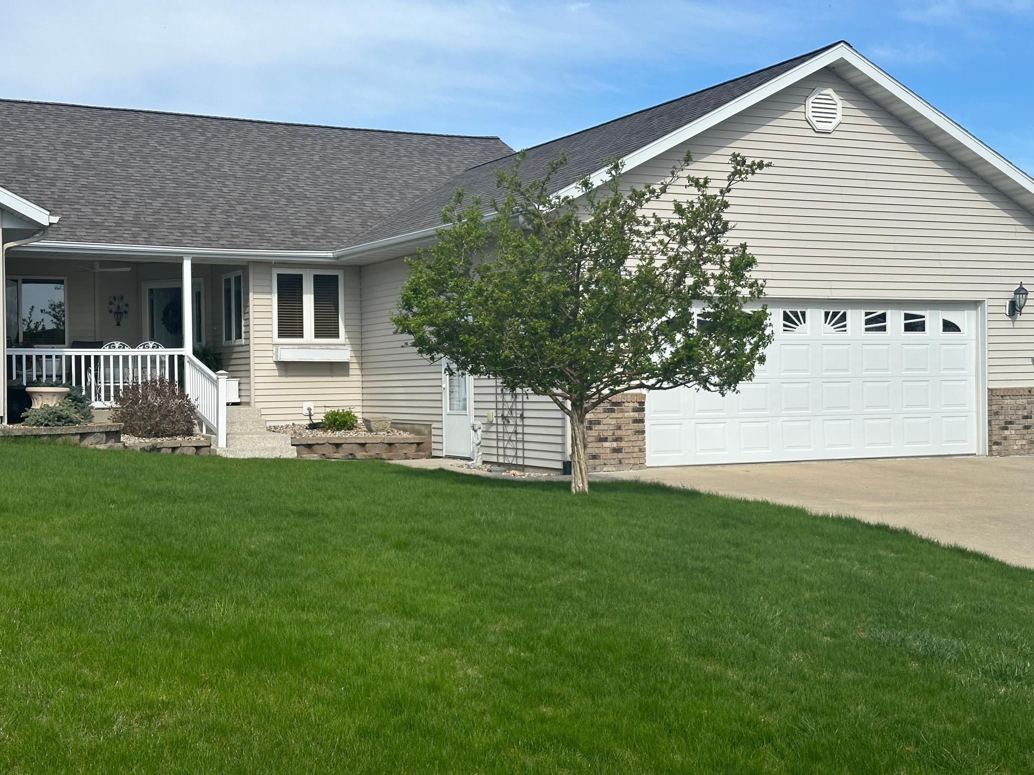 attached garage.jpg