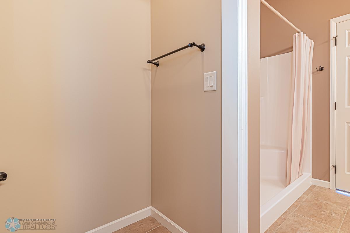 Primary_Bathroom_2.jpg