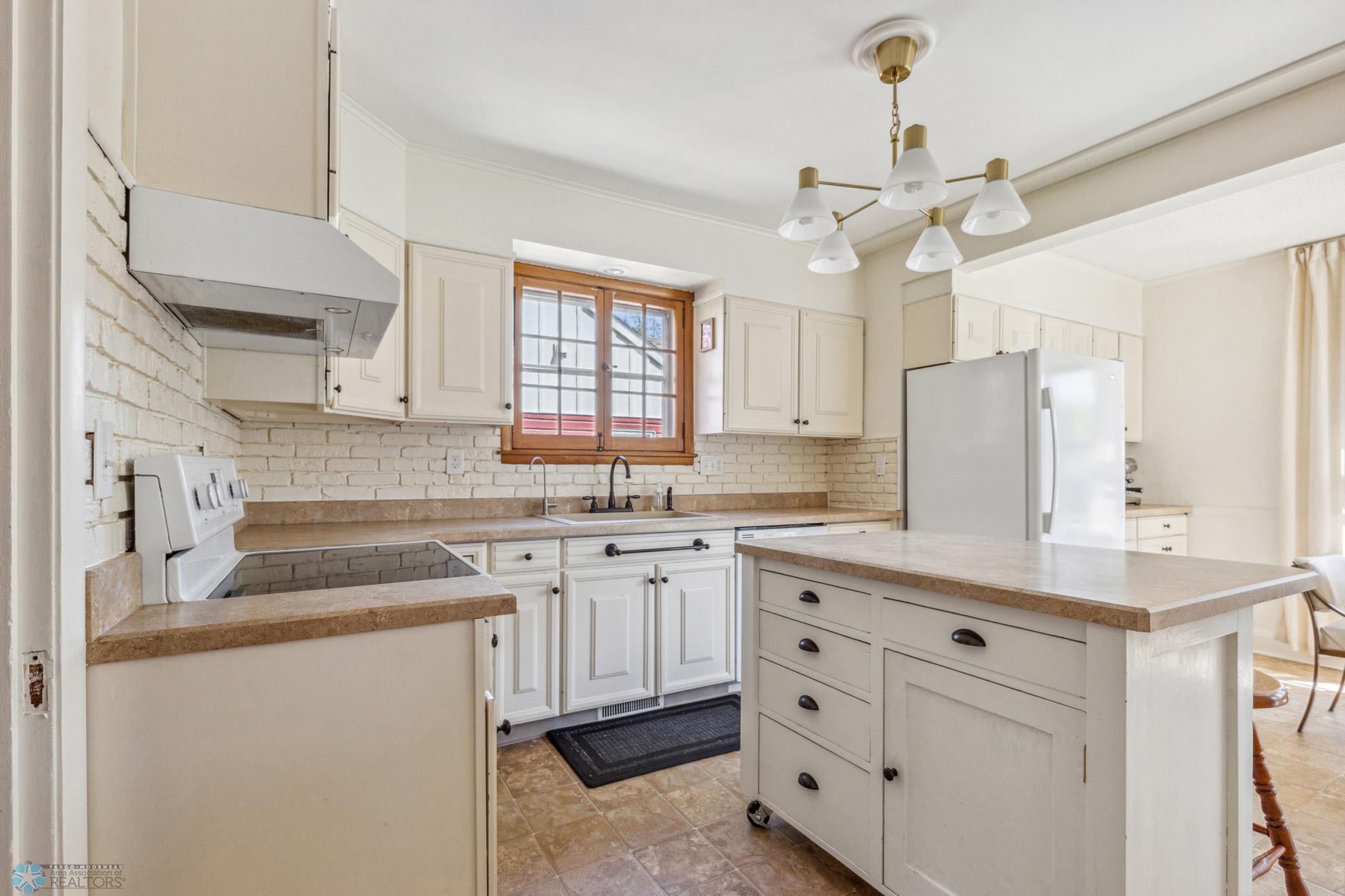 (16) Kitchen.jpg