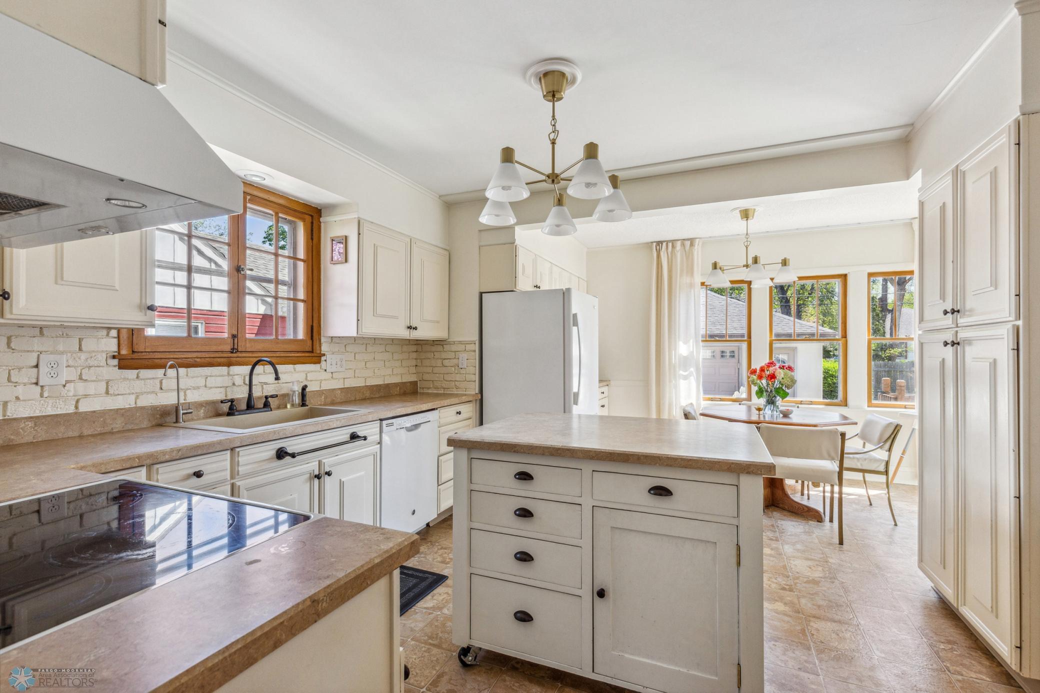 (19) Kitchen to Eating Area.jpg