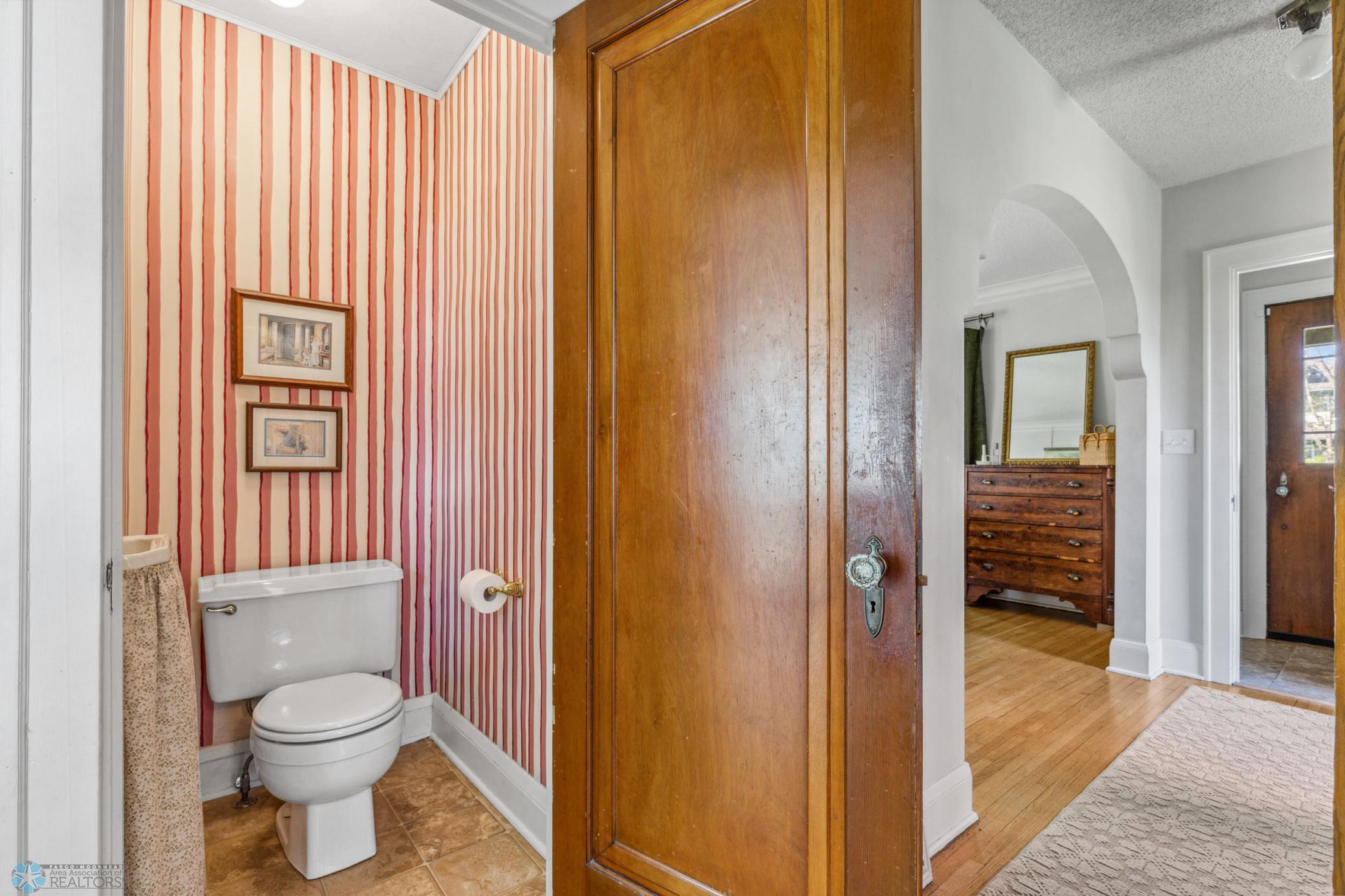 (22) Half Bath Off Kitchen.jpg