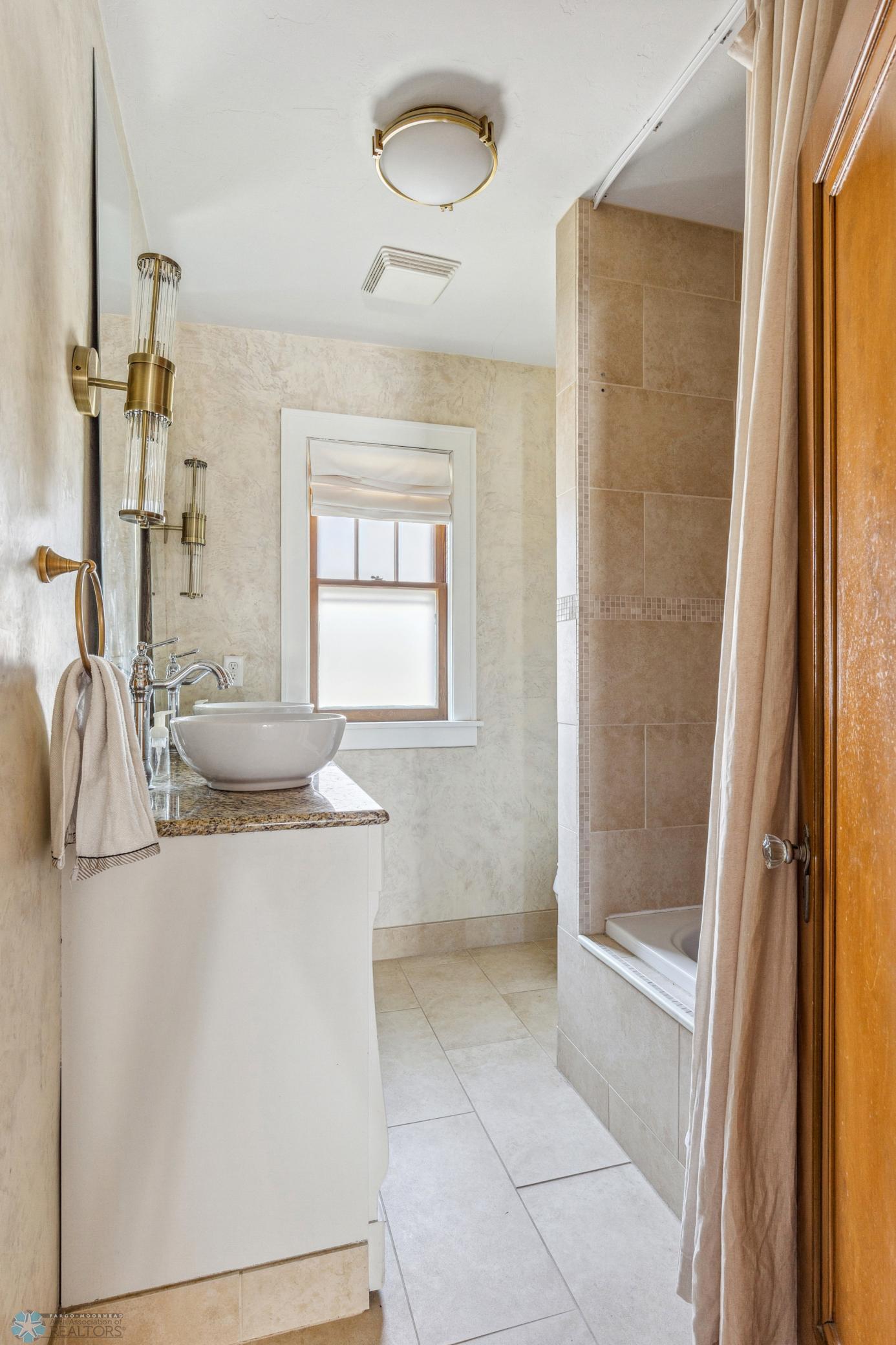 (35) 2nd Fl Full Bath.jpg