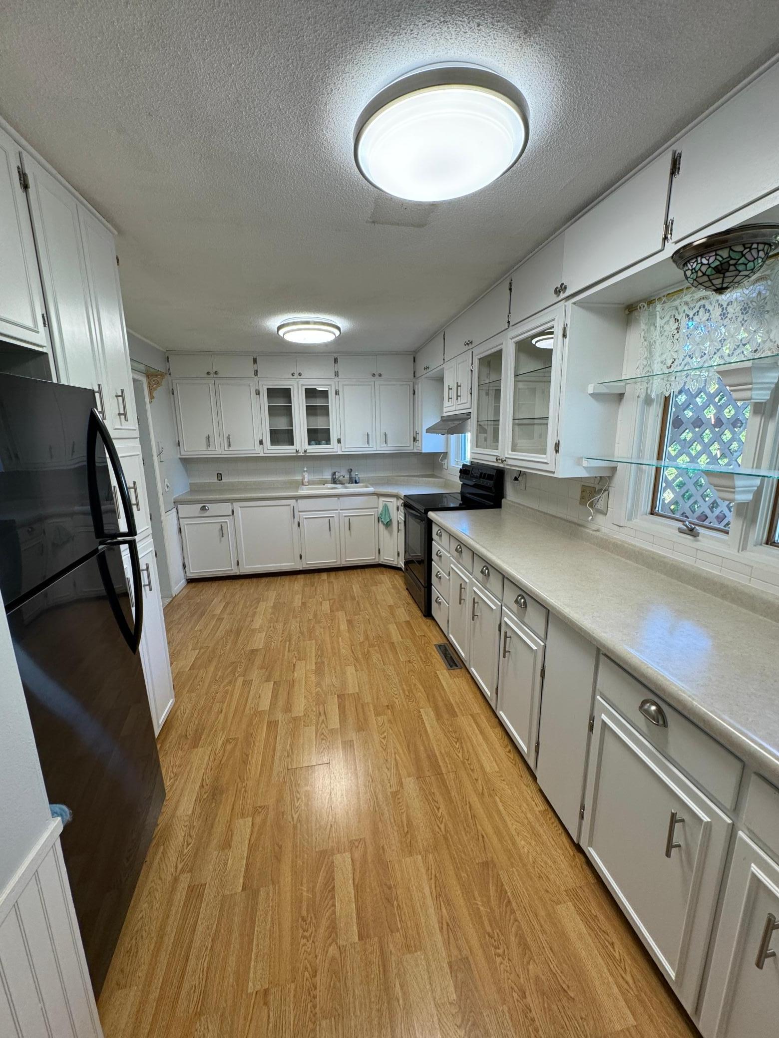 Kitchen 2.JPG