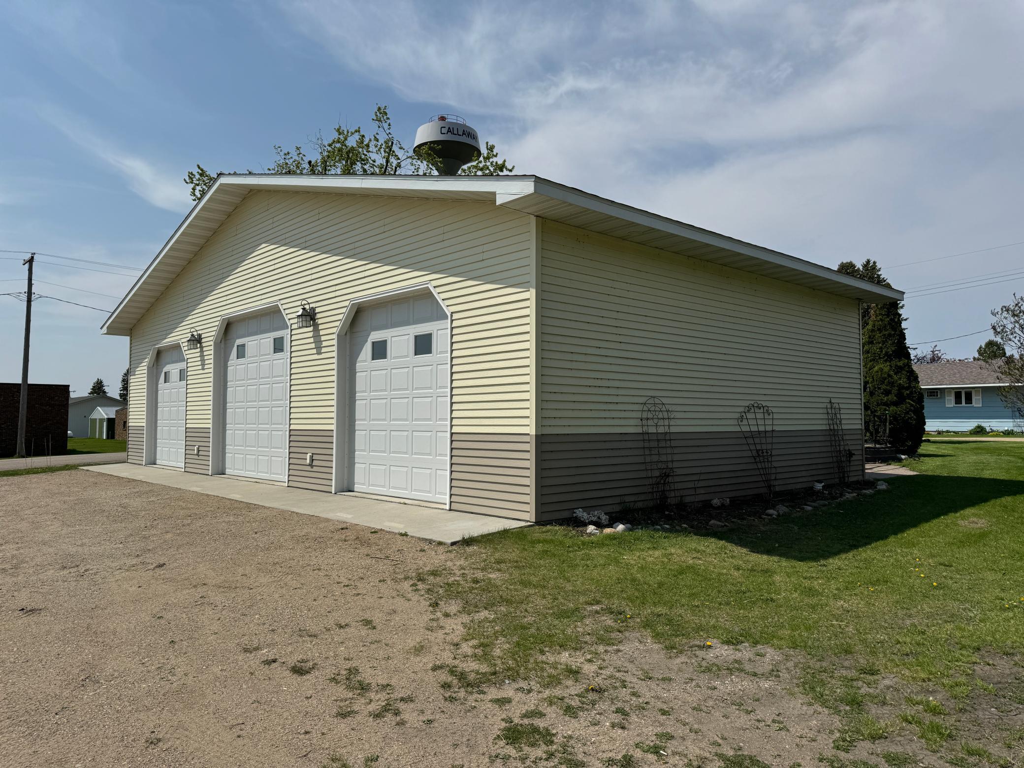 Detached garage.JPG