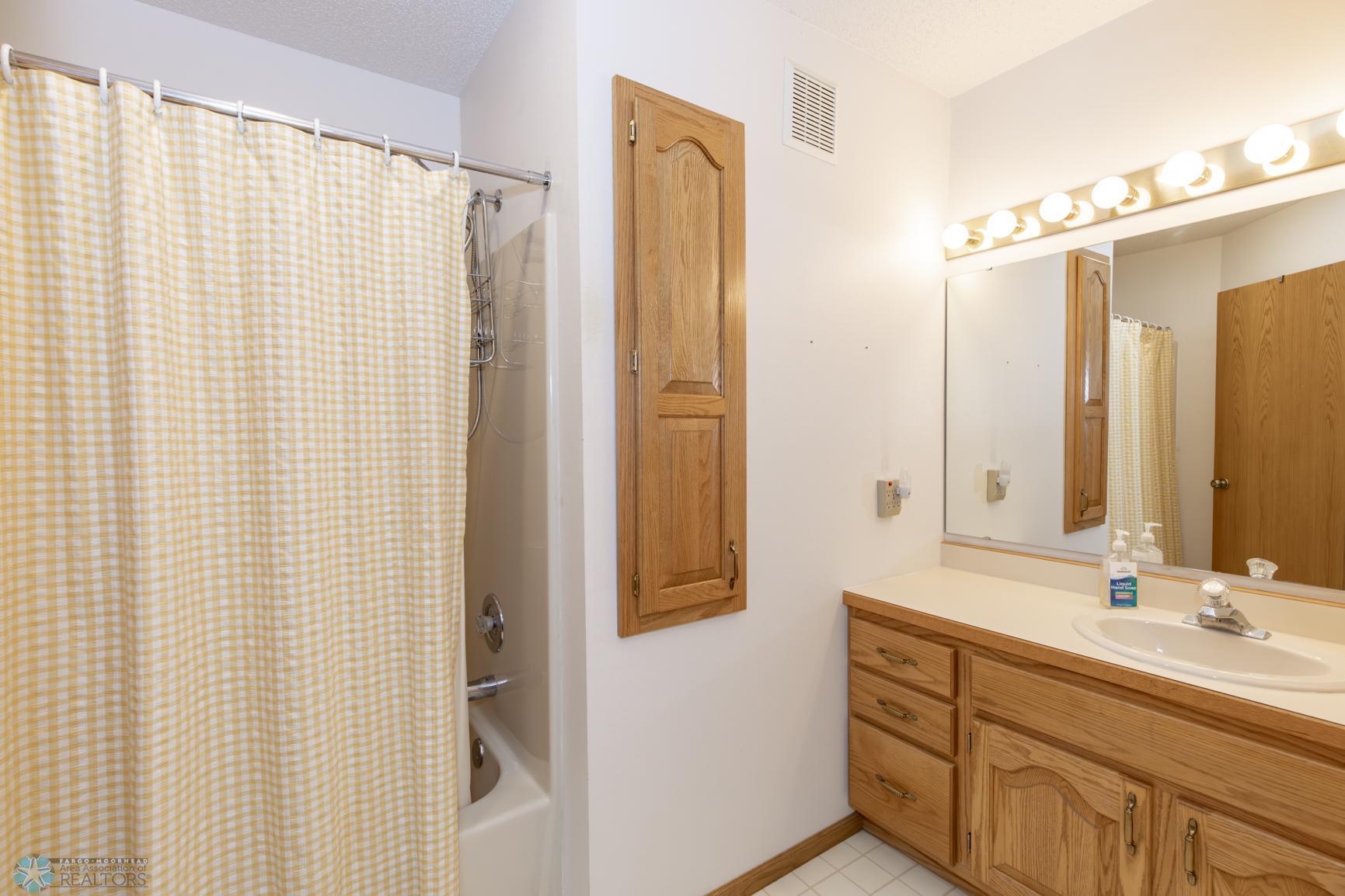 Bathroom 2 - Full