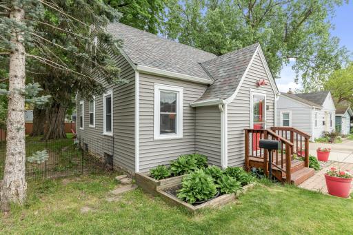 Welcome to 914 17th Avenue North in South St. Paul. This cutie pa-tootie is nicely landscaped and has great curb appeal!